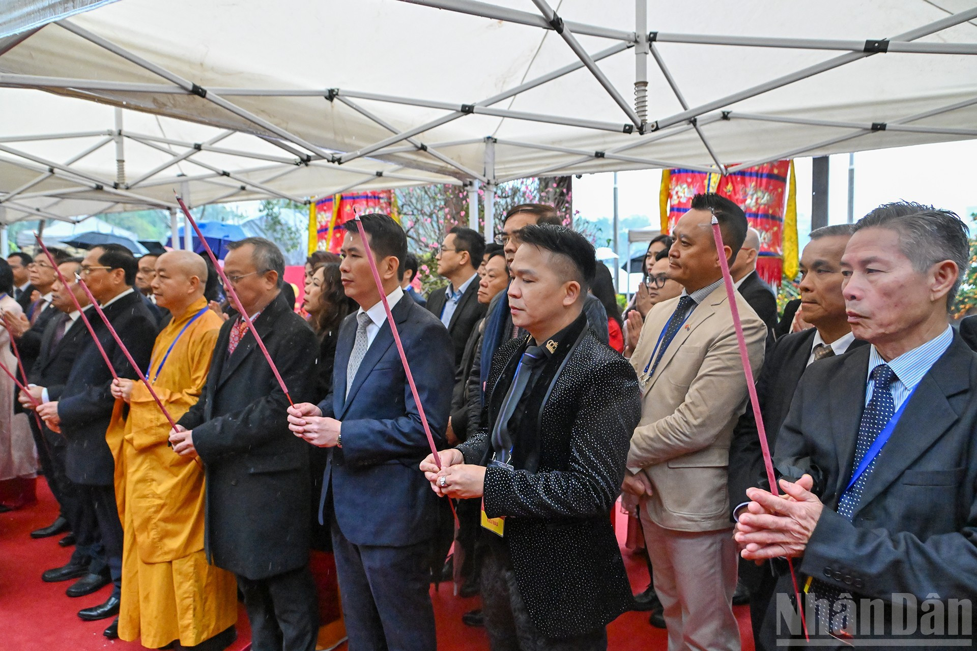 Delegados y compatriotas vietnamitas en el Templo Ngoc Son.