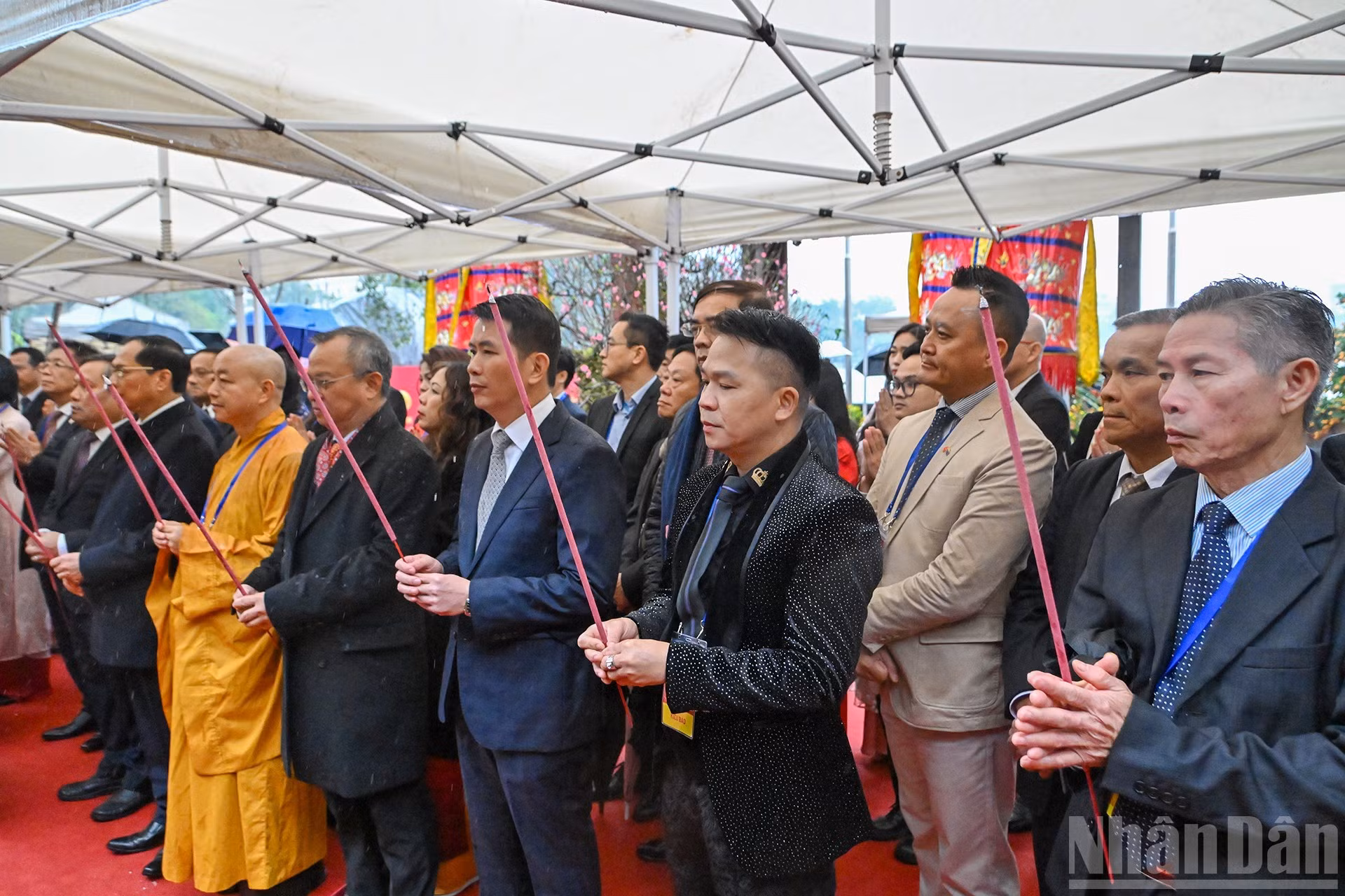 Delegados y compatriotas vietnamitas en el Templo Ngoc Son.