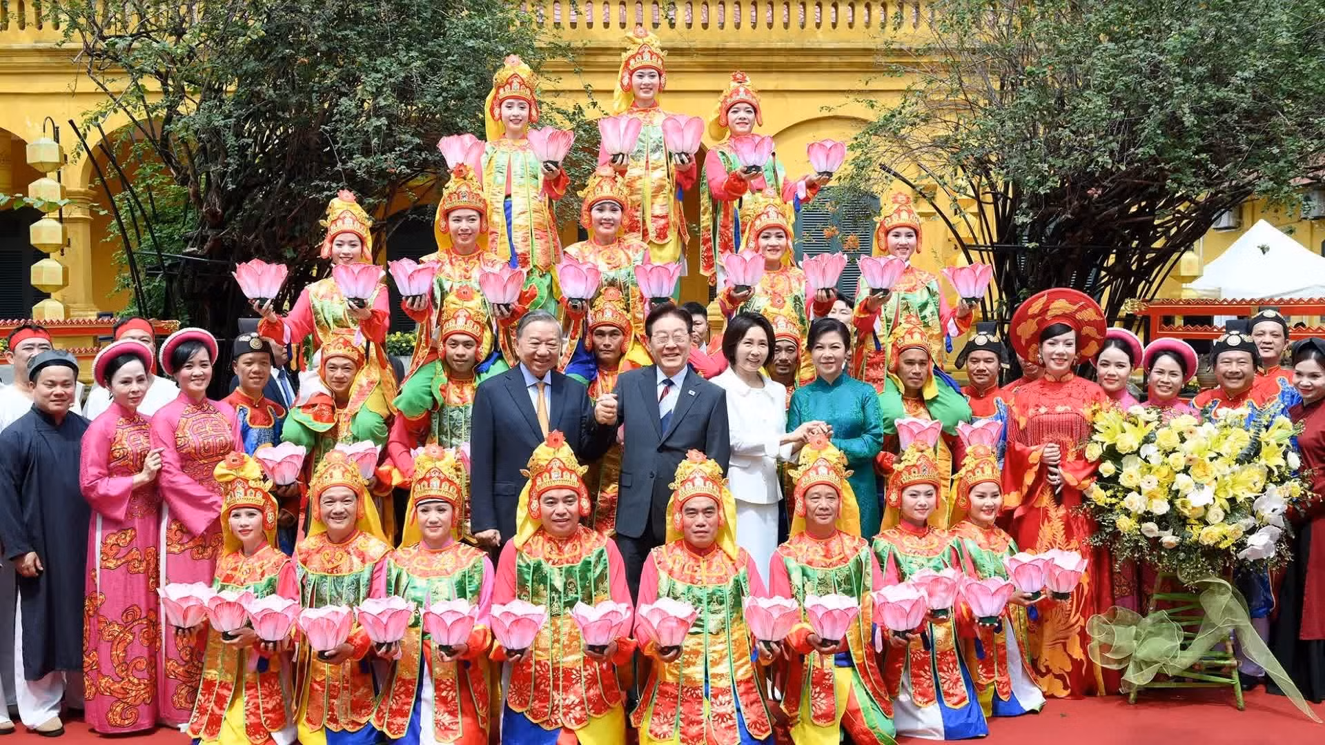 El secretario general del PCV y presidente de Vietnam, To Lam, y su esposa Ngo Phuong Ly, junto con el presidente de Corea del Sur, Lee Jae Myung, y su esposa Kim Hye Kyung, posan con artistas participantes en el programa. 