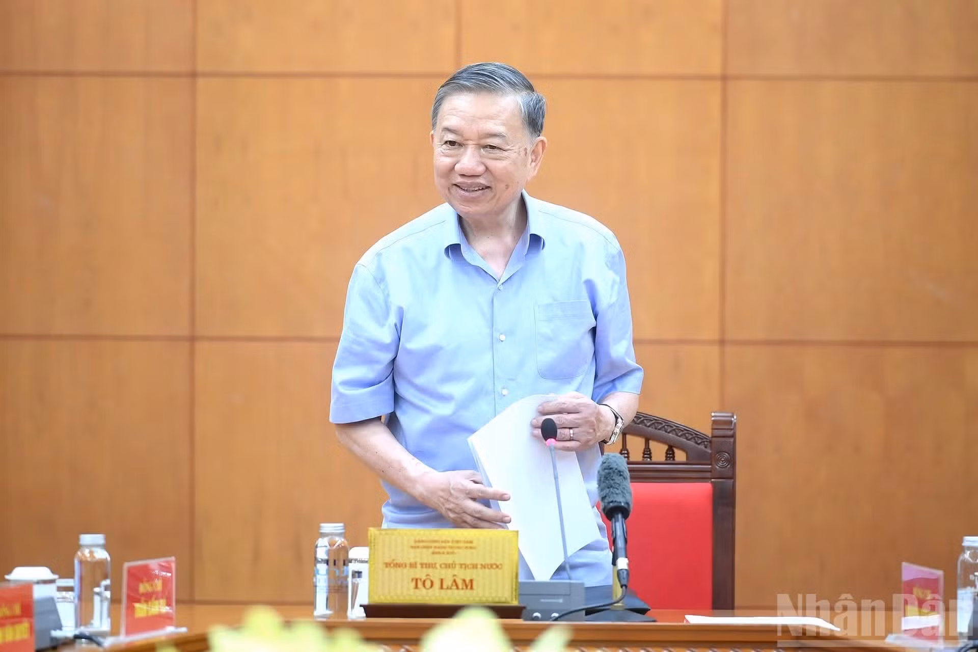 El secretario general del Partido Comunista y presidente de Vietnam, To Lam, pronuncia unas palabras de orientación durante la reunión.
