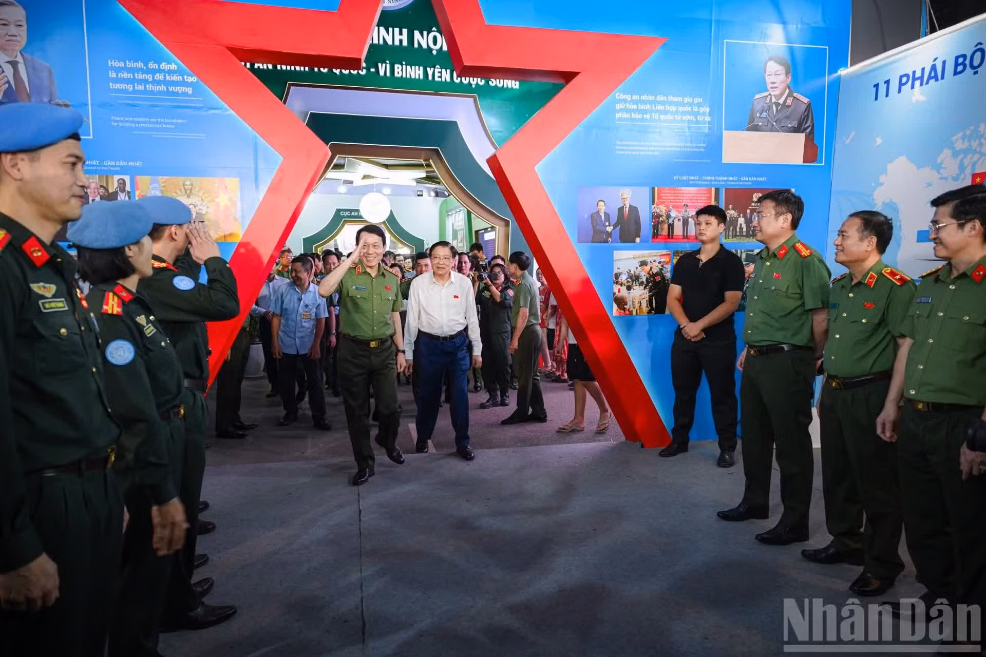 Los dirigentes visitan la exposición "80 años de las Fuerzas de Seguridad Popular, El escudo silencioso".