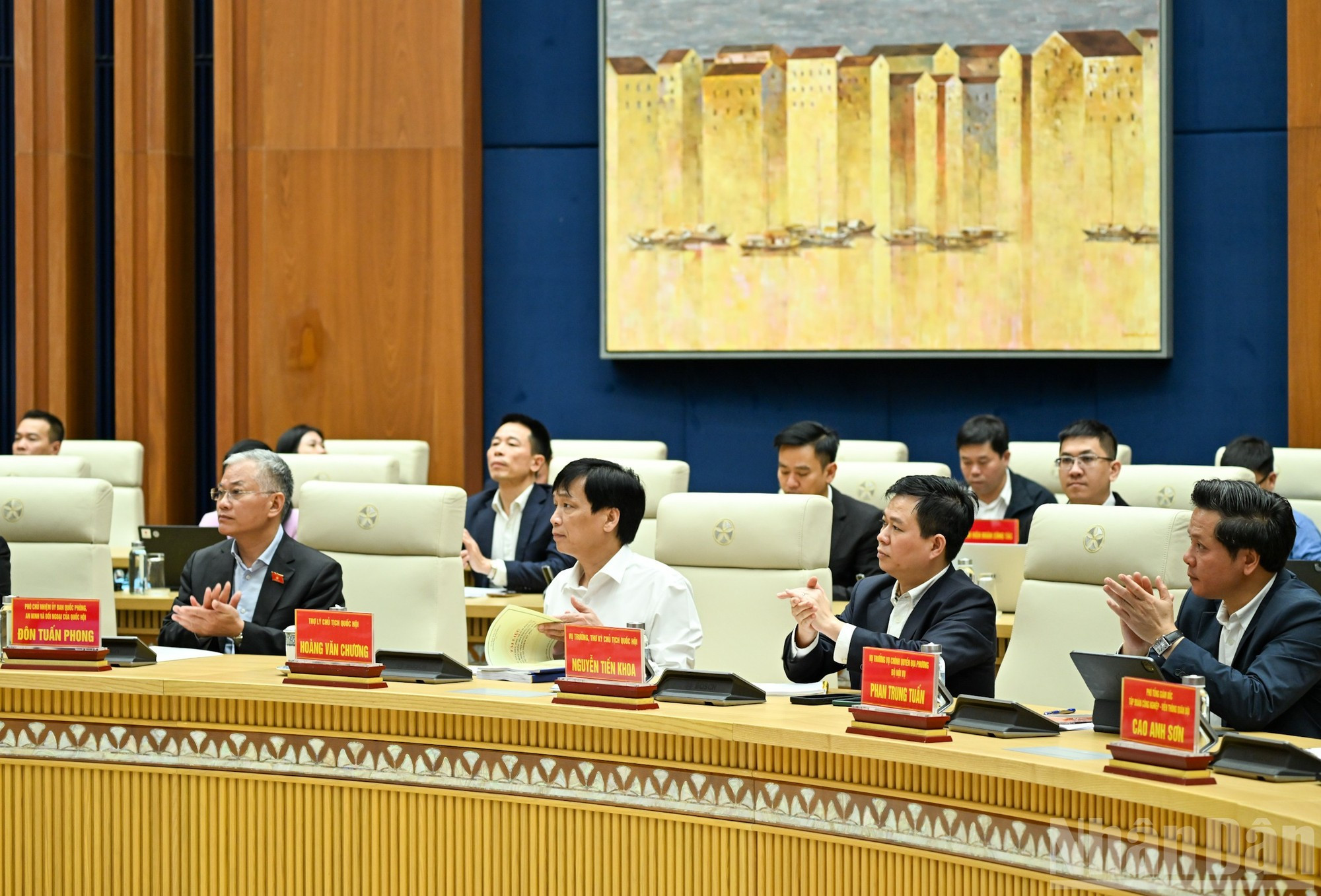 Miembros de la delegación de supervisión e inspección de los preparativos electorales asisten a la sesión.