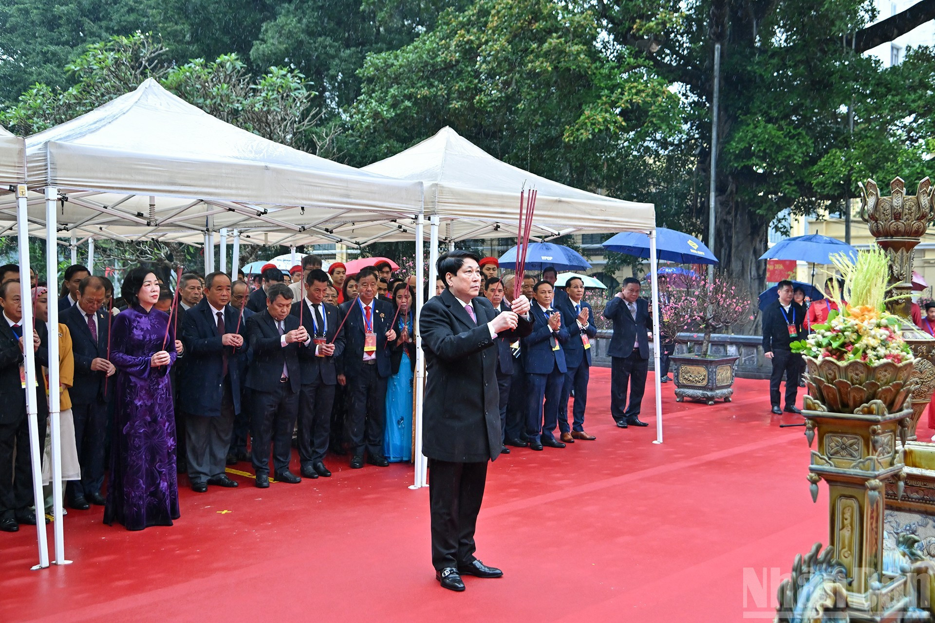 El presidente Luong Cuong ofrece incienso en el Monumento al Rey Ly Thai To.