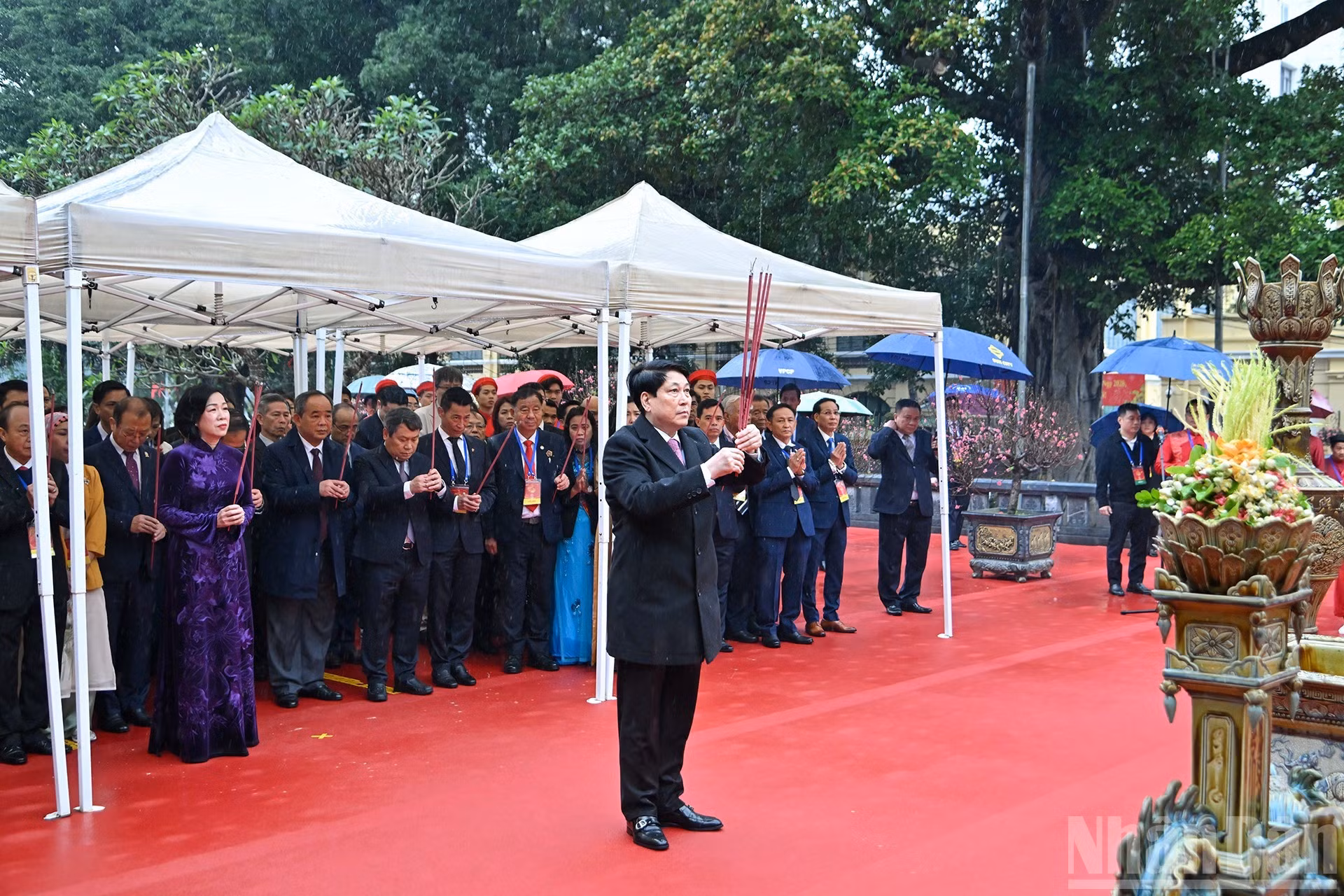 El presidente Luong Cuong ofrece incienso en el Monumento al Rey Ly Thai To.