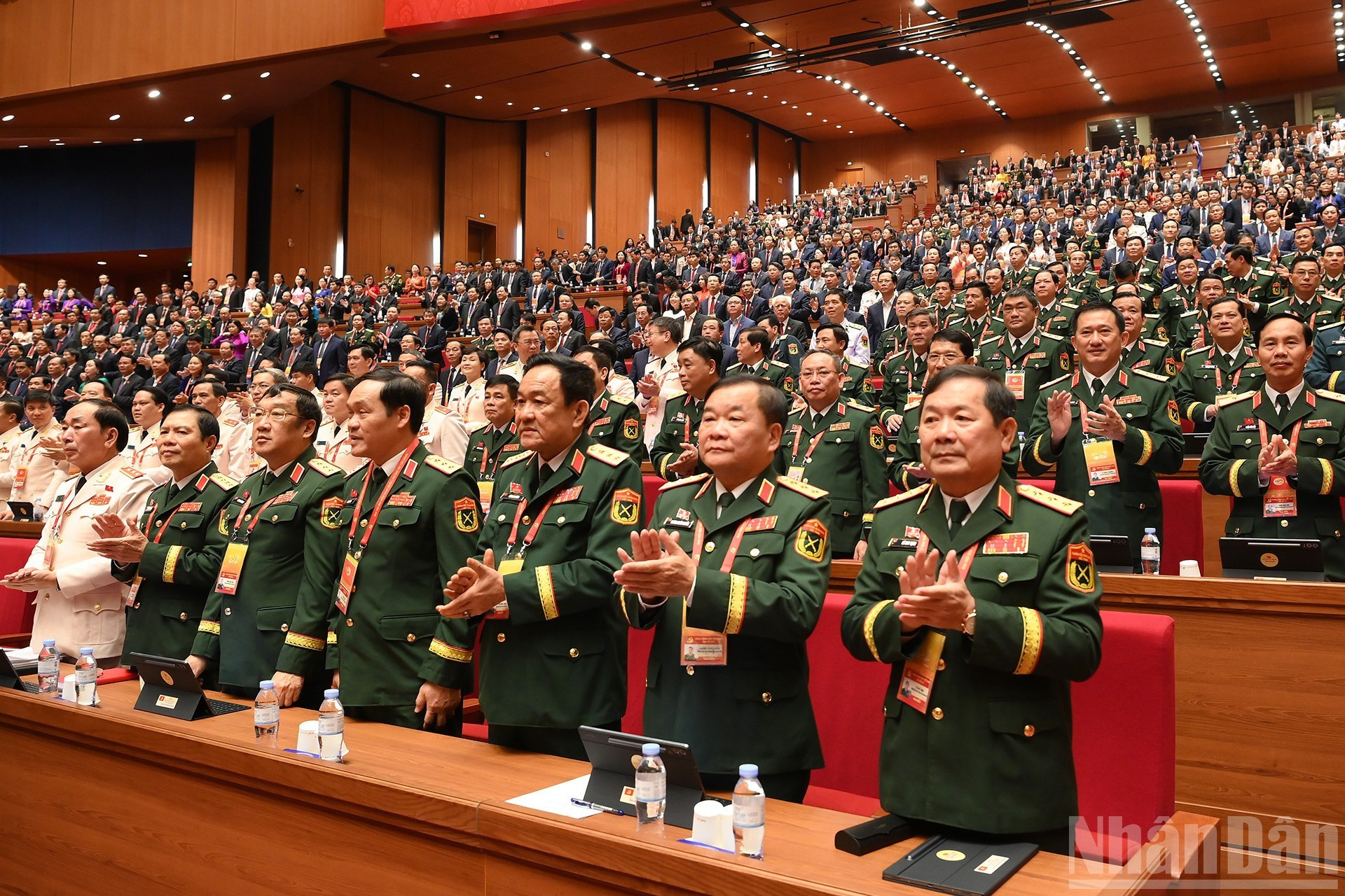 La delegación del Ejército participa en la sesión de debate. (Foto: DUY LINH)