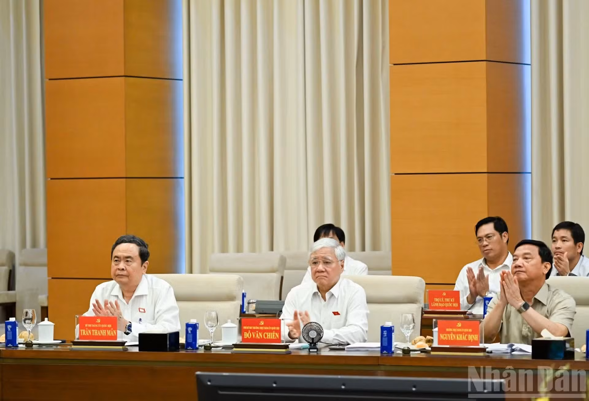 El presidente de la Asamblea Nacional, Tran Thanh Man, y los vicepresidentes del órgano legislativo asisten a la reunión. (Foto: DUY LINH)