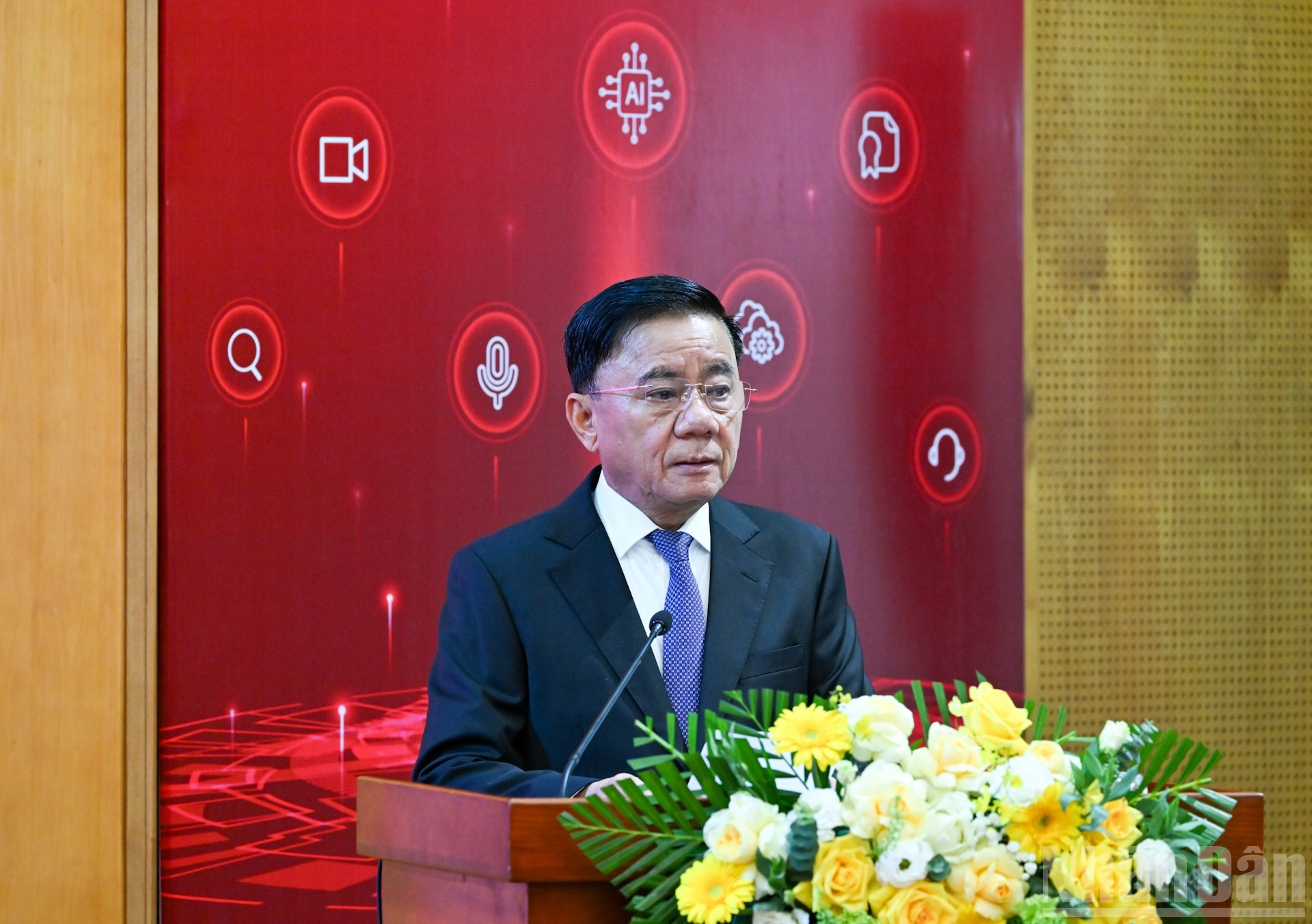 El miembro del Buró Político y permanente del Secretariado del Comité Central del PCV, Tran Cam Tu, interviene en el acto.