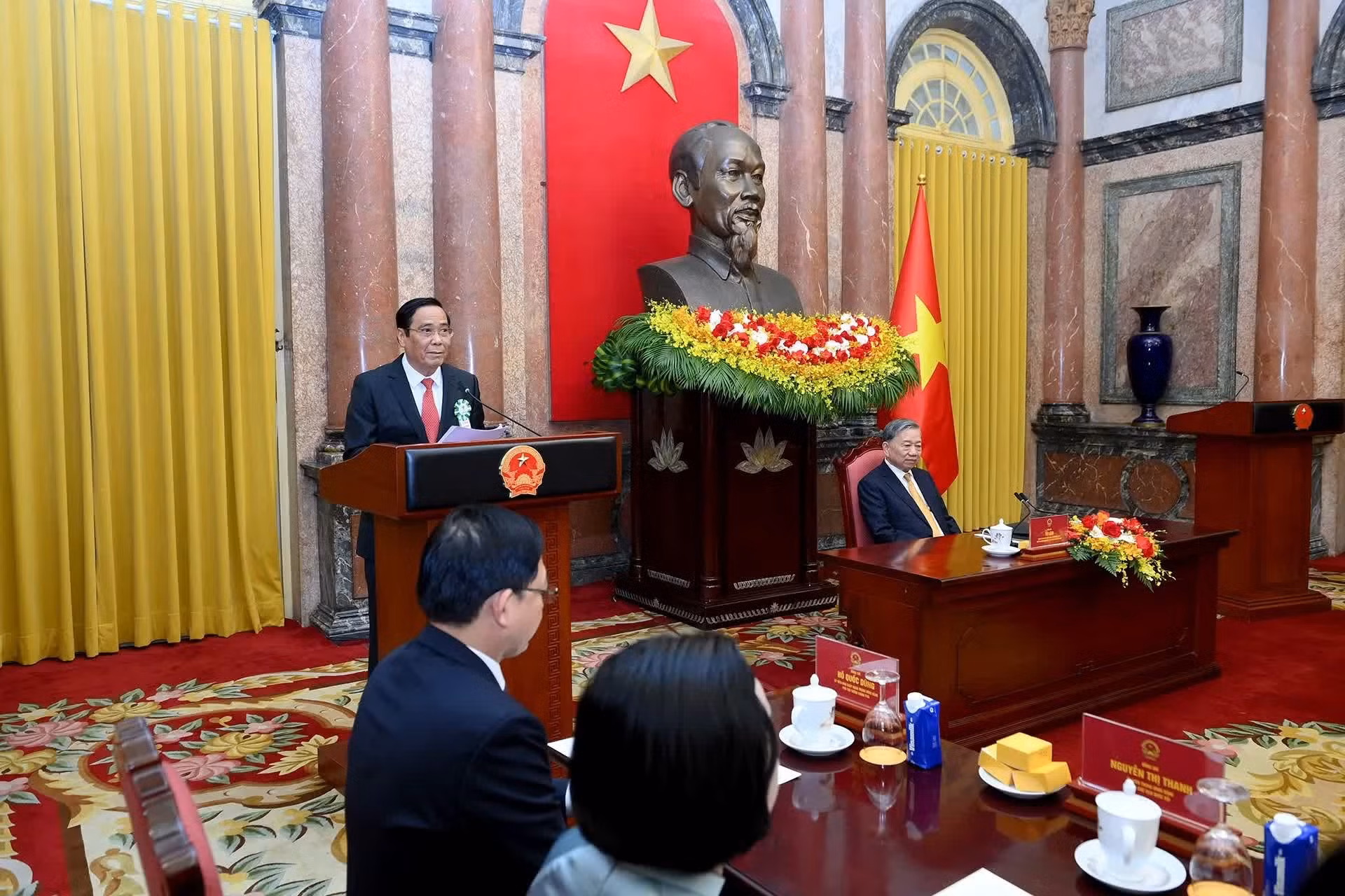 El presidente de la Asociación de Personas Mayores de Vietnam, Nguyen Thanh Binh, interviene en el evento.