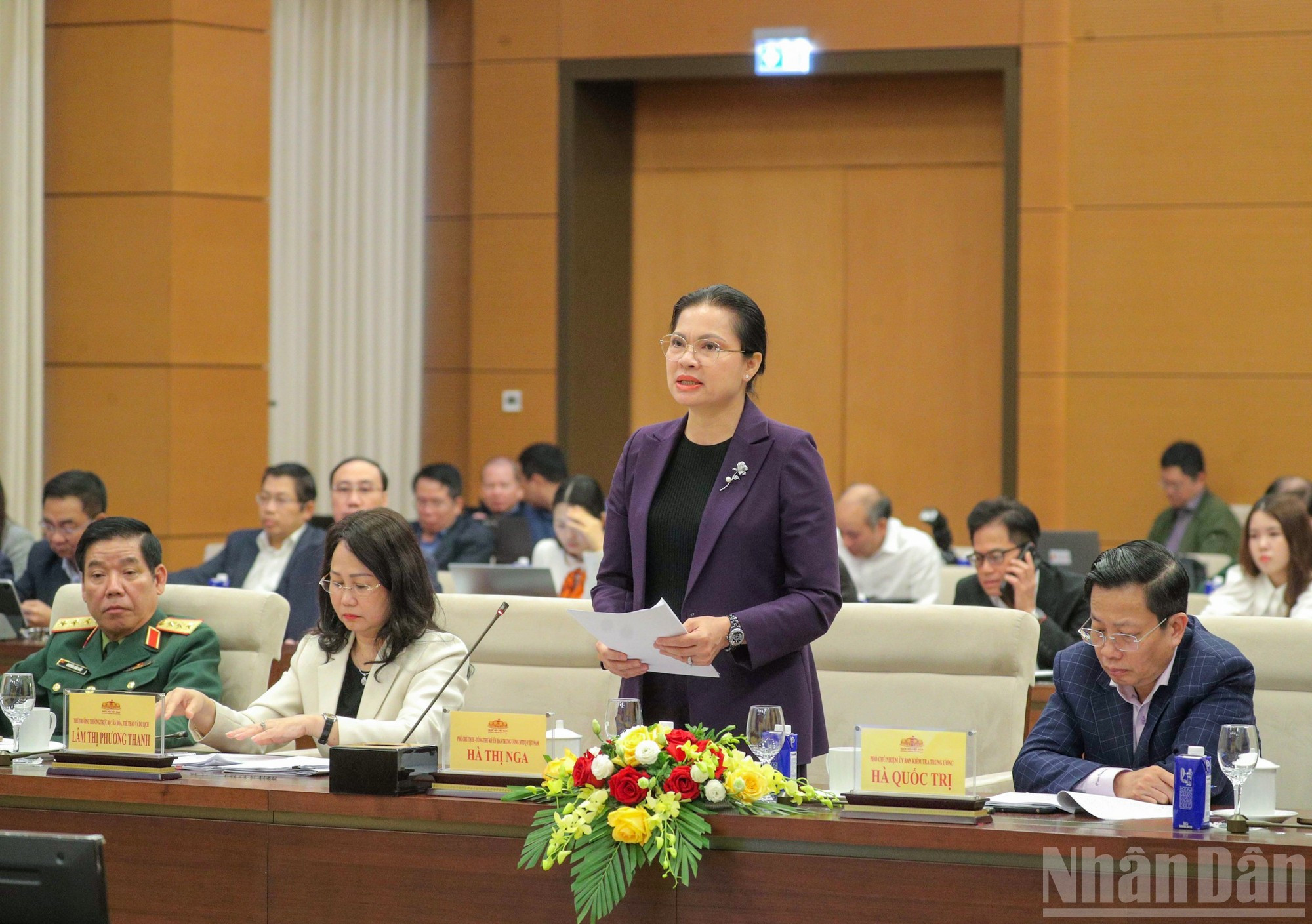 La vicepresidenta y secretaria general del Comité Central del Frente de la Patria de Vietnam, Ha Thi Nga, interviene en la conferencia. (Foto: Duy Linh)