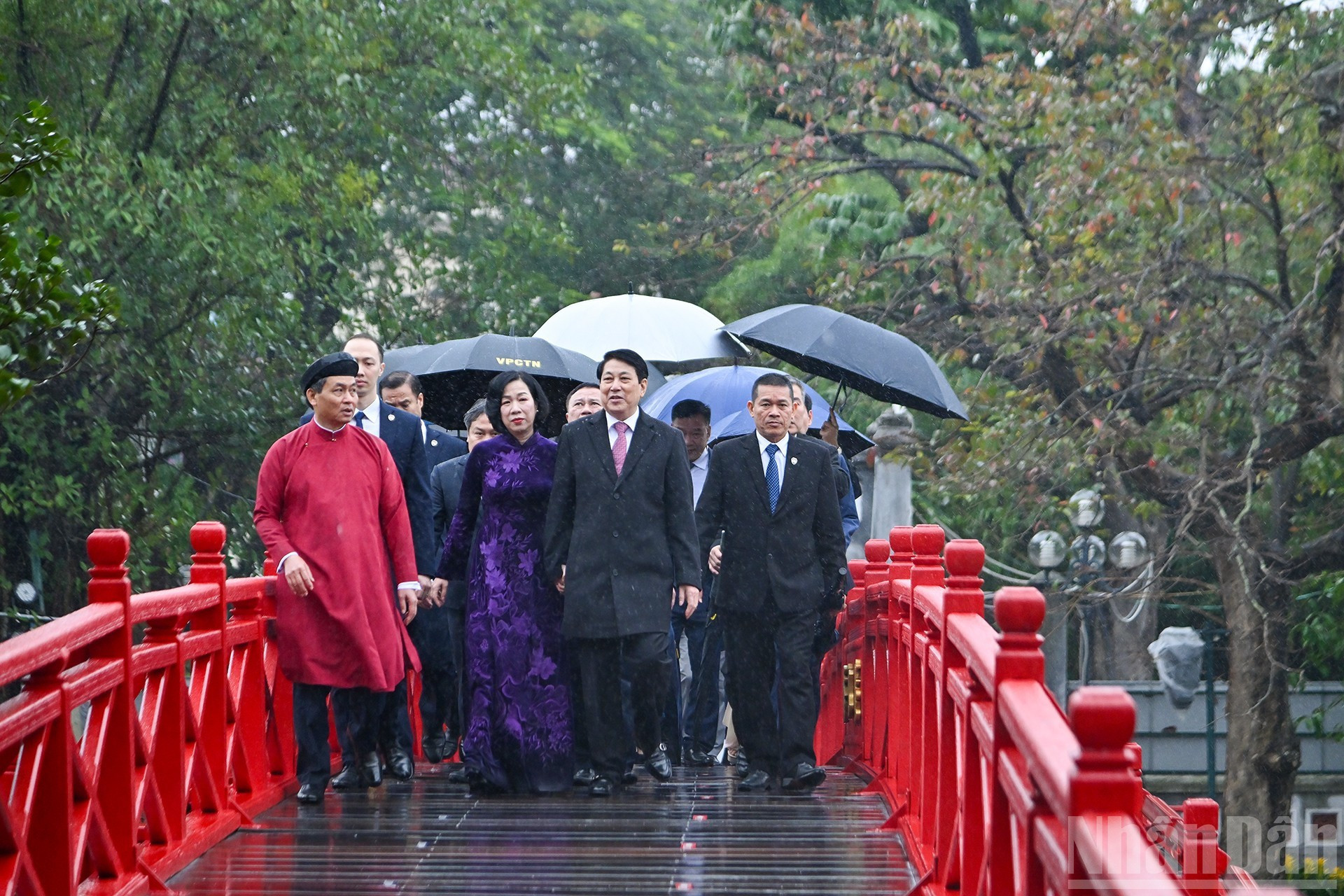 Luong Cuong y su esposa,, junto con delegados y compatriotas vietnamitas, acuden al Templo Ngoc Son para ofrecer inciensos y realizar la liberación simbólica de carpas.
