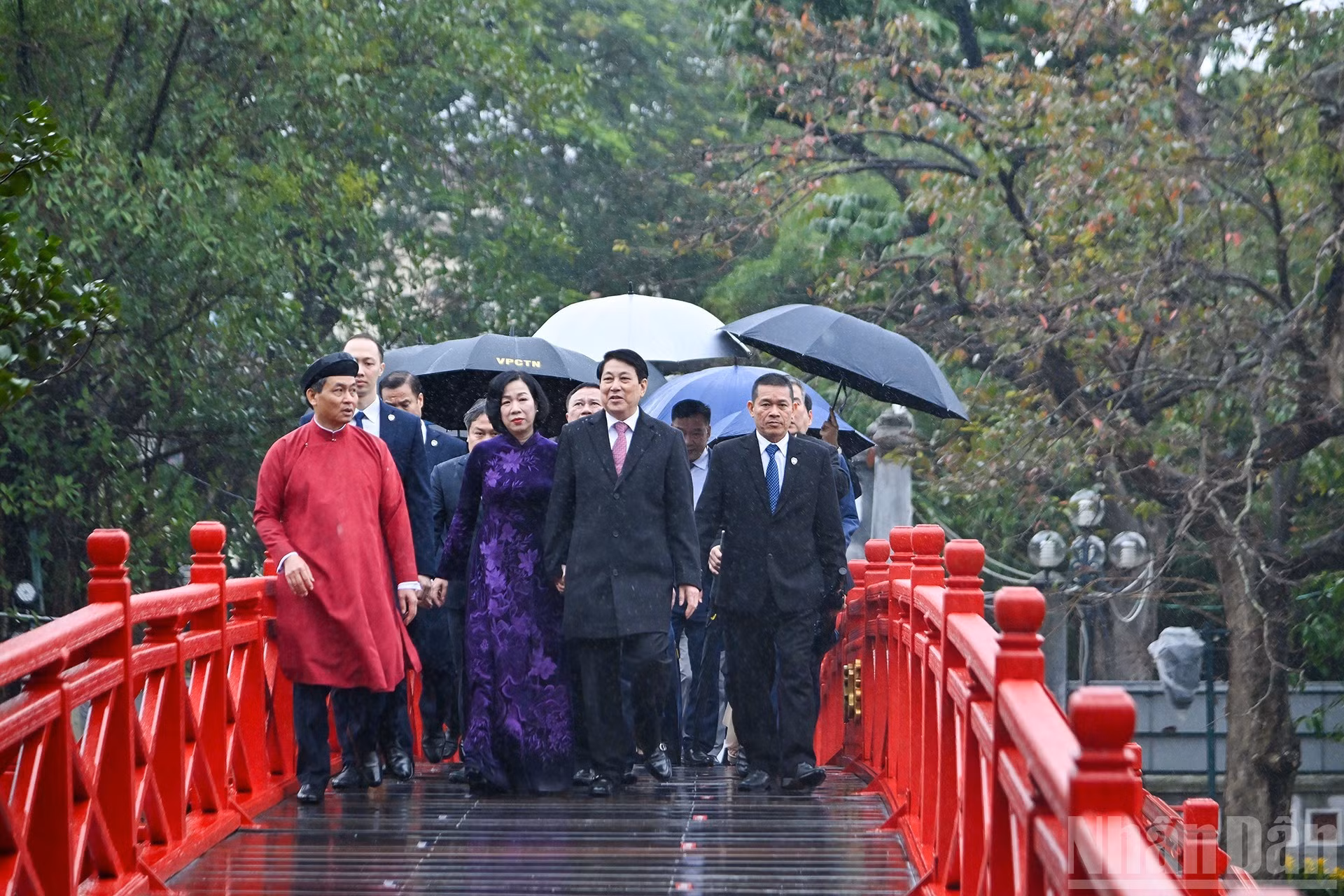 Luong Cuong y su esposa,, junto con delegados y compatriotas vietnamitas, acuden al Templo Ngoc Son para ofrecer inciensos y realizar la liberación simbólica de carpas.