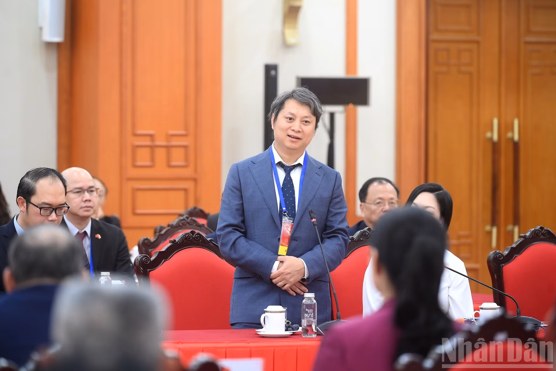 Un representante de los delegados vietnamitas en el exterior participantes en el Programa “Primavera en la Patria 2026” interviene en el encuentro.