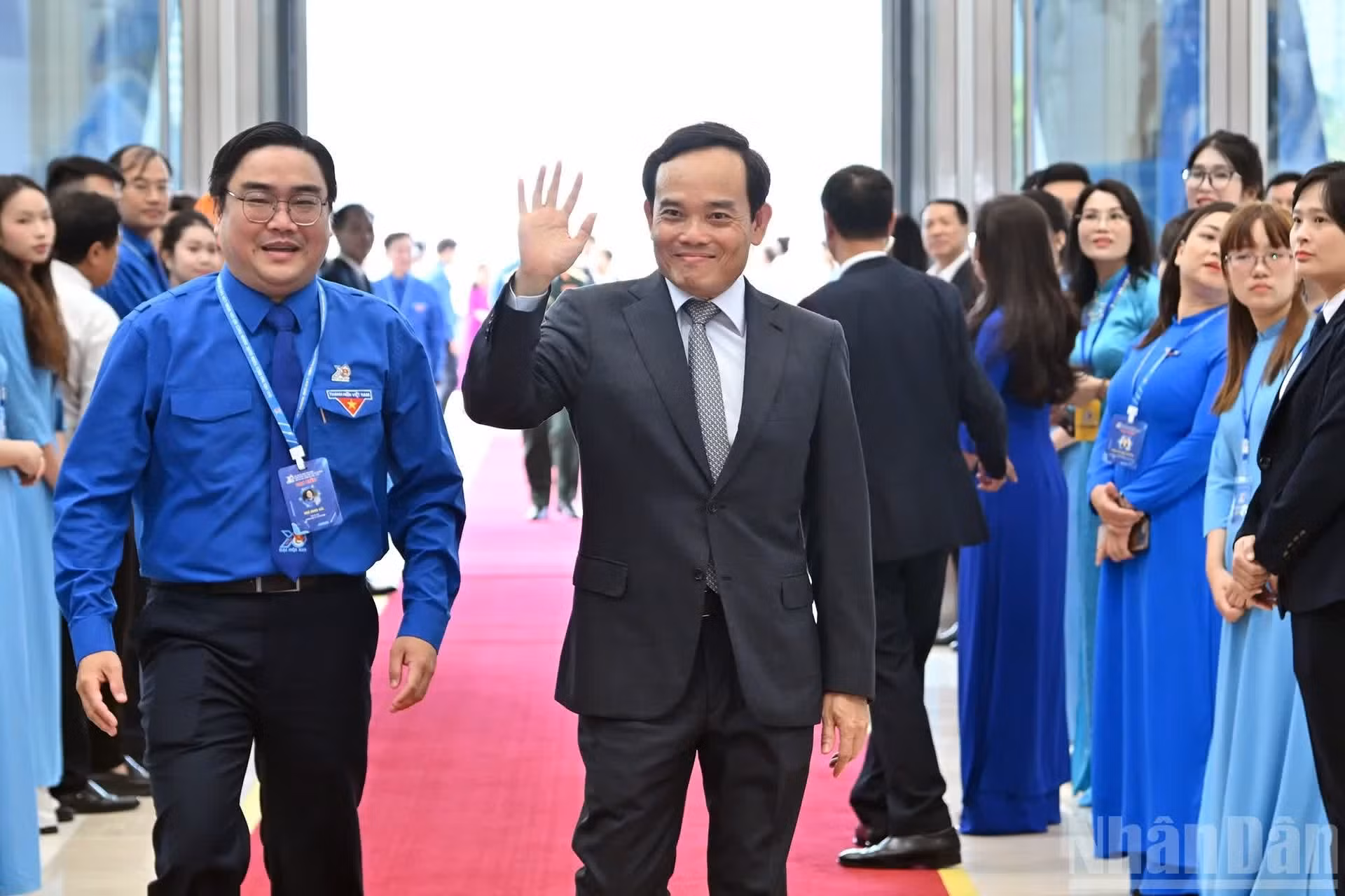 El secretario del Comité del Partido en Ciudad Ho Chi Minh, Tran Luu Quang, asiste la sesión inaugural.
