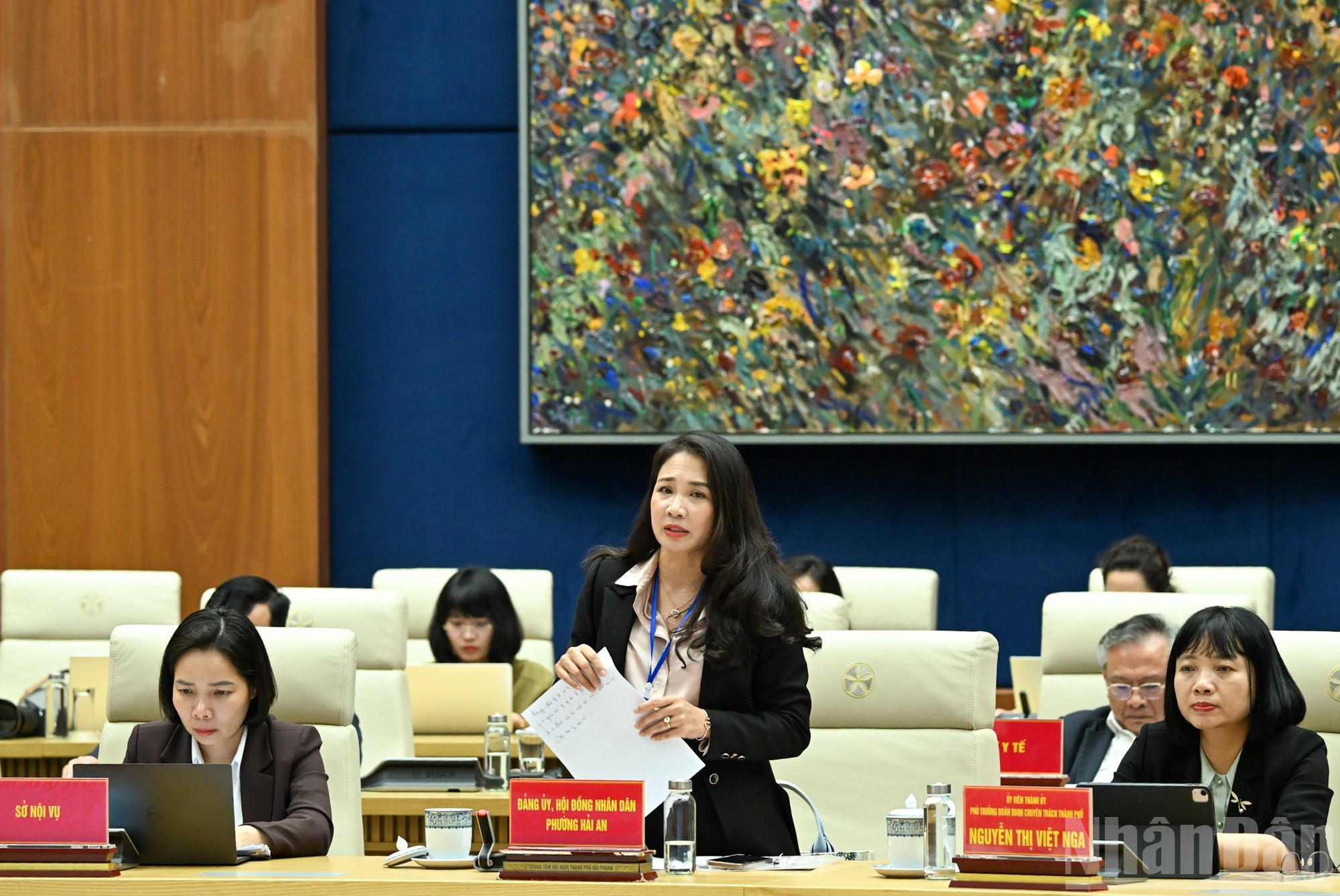 La secretaria del Comité del Partido y presidenta del Consejo Popular del barrio de Hai An, Nguyen Thi Thu, presenta el informe en la sesión.