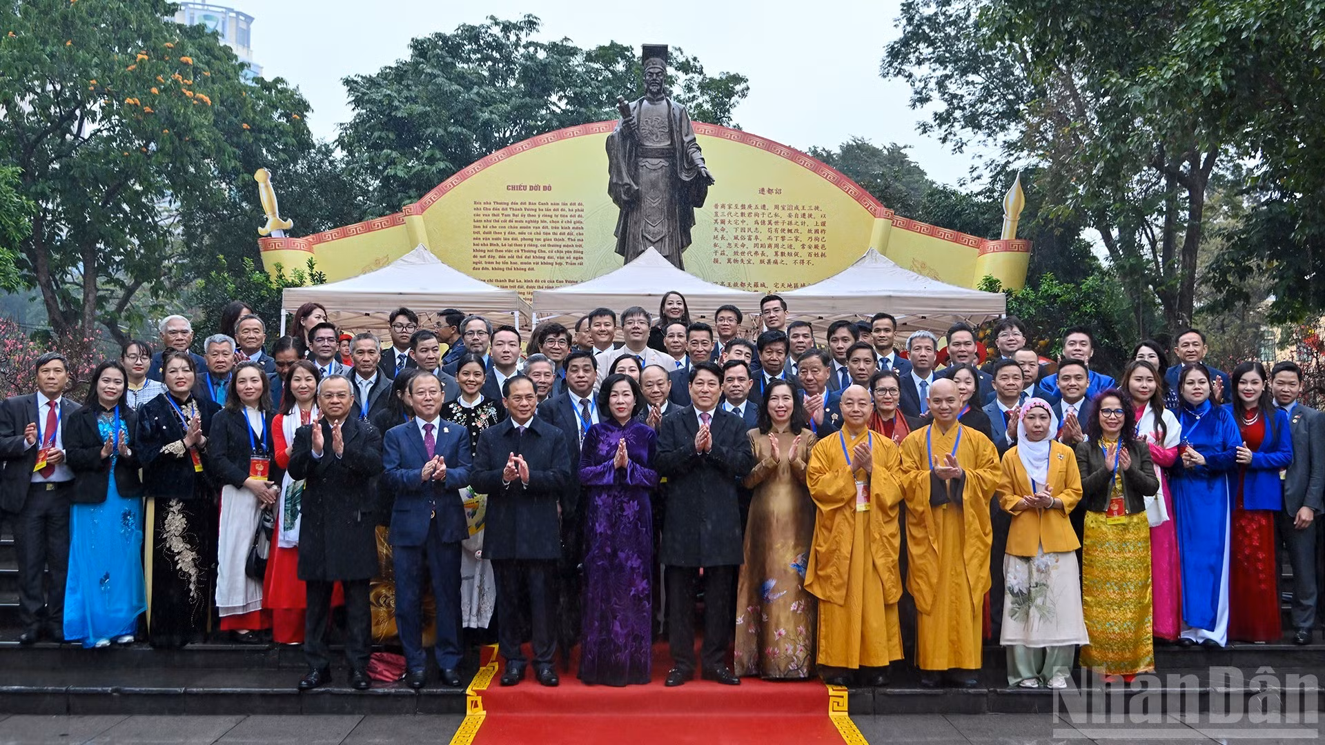 El presidente Luong Cuong y su esposa, Nguyen Thi Minh Nguyet, junto con delegados y compatriotas vietnamitas en el Monumento al Rey Ly Thai To.