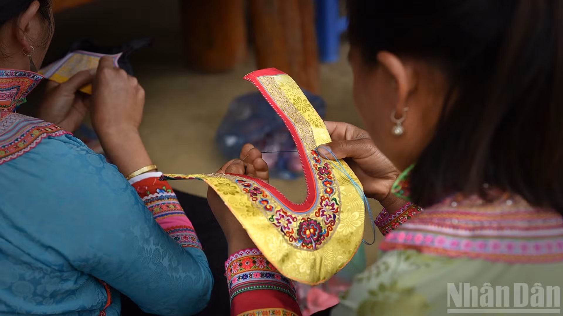 Los motivos bordados en relieve destacan por su viveza y precisión. (Foto: VU LINH)