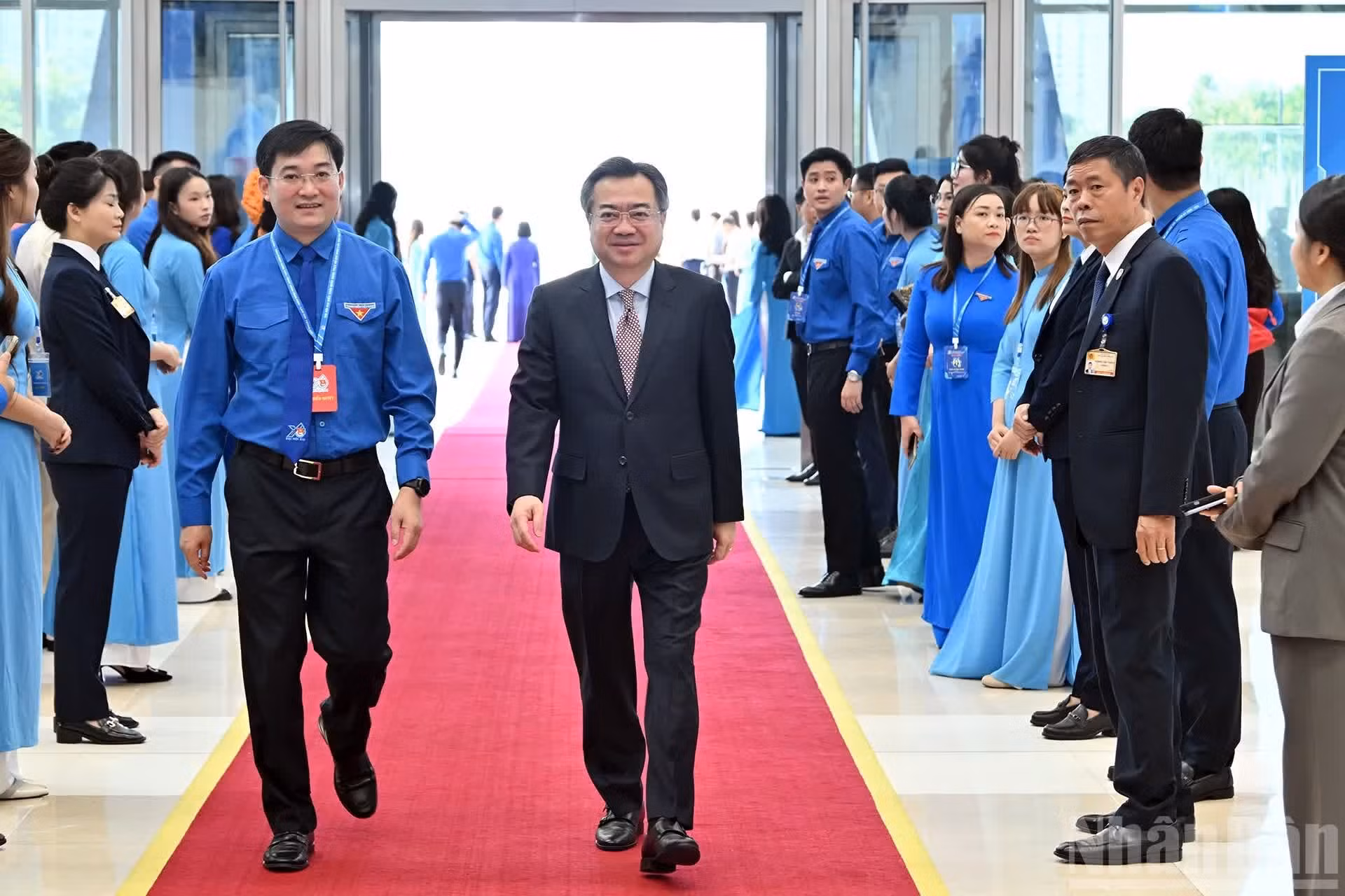 El miembro del Buró Político, secretario del Comité Central del Partido y jefe de la Comisión de Políticas y Estrategia del Comité Central del Partido Comunista de Vietnam, Nguyen Thanh Nghi, asiste al acto de apertura.