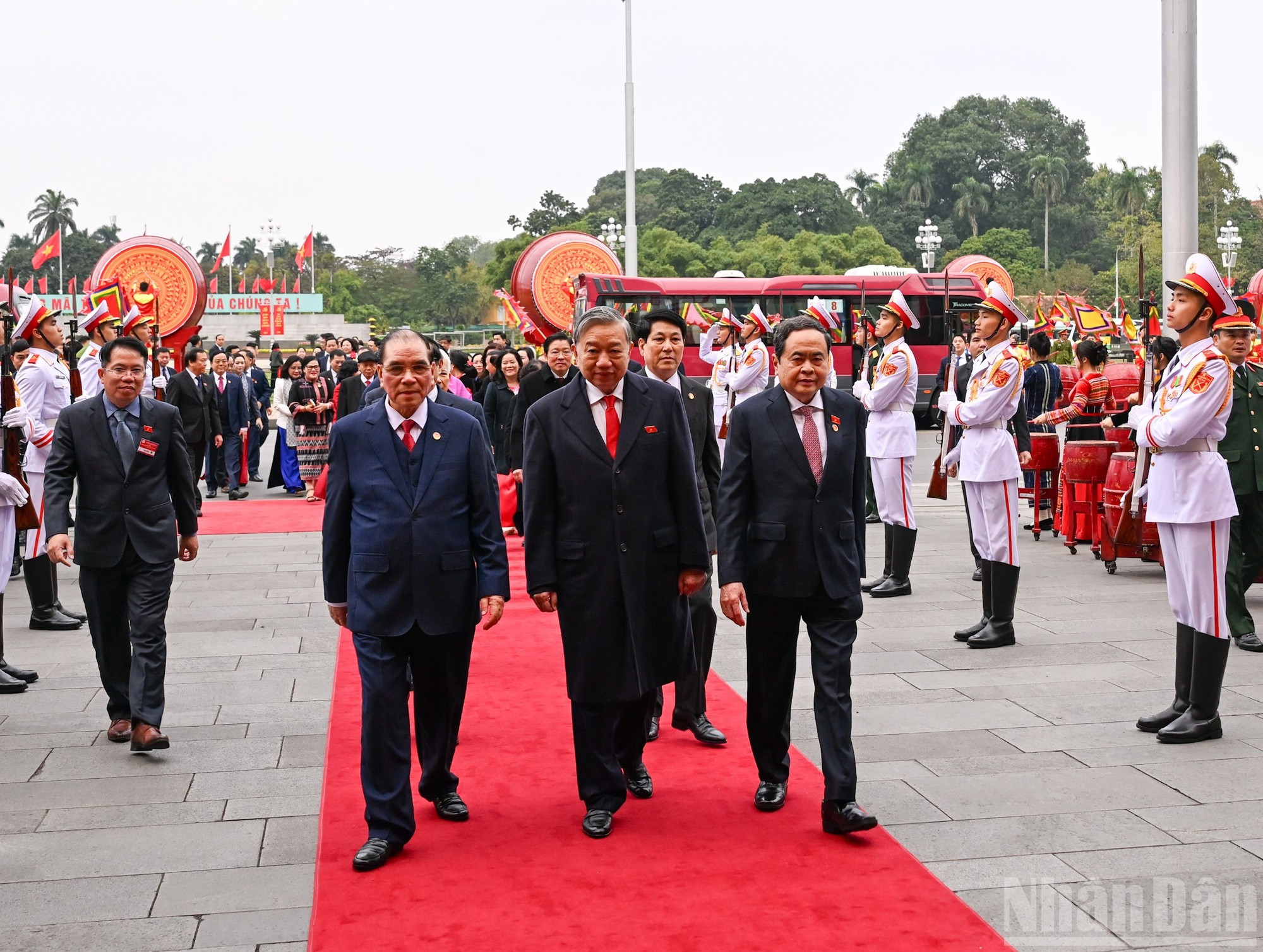 El secretario general del PCV, To Lam, junto con dirigentes y exlíderes del Partido y del Estado.