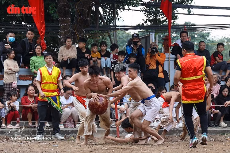 Un feroz tira y afloja entre los equipos competidores. (Foto: VNA)