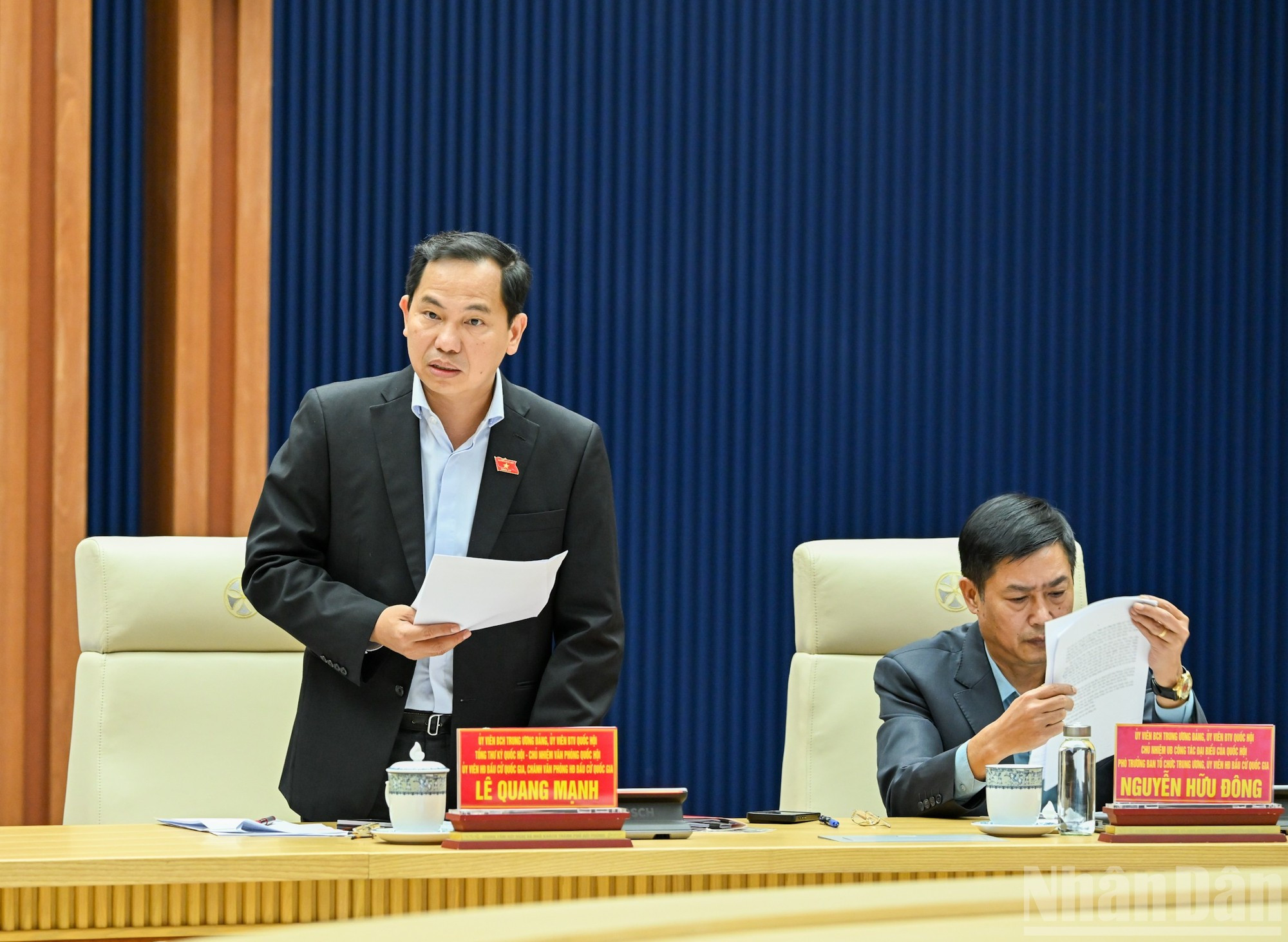 El secretario general de la ANV y jefe de su Oficina, Le Quang Manh, hace uso de la palabra en la sesión.