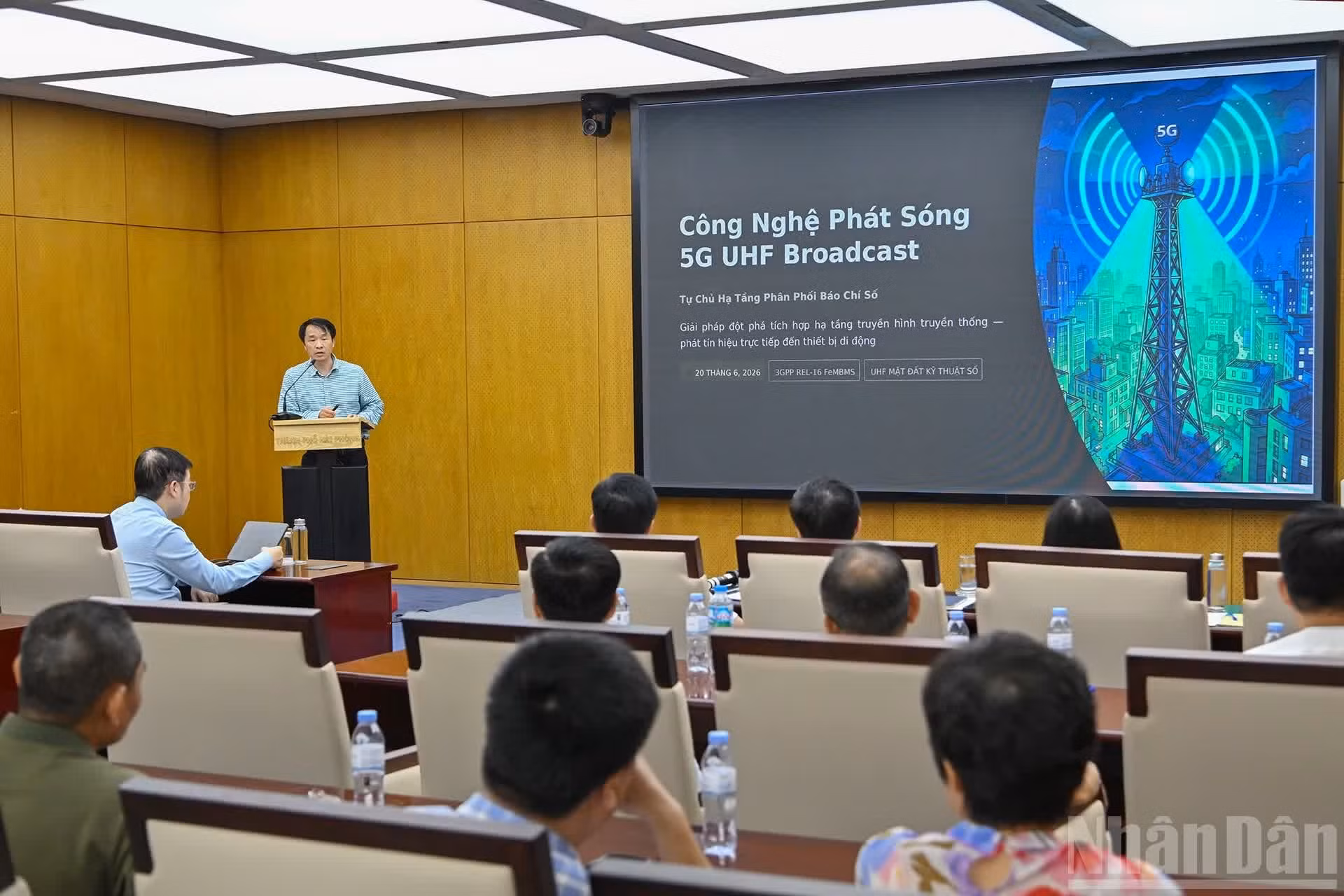 El vicepresidente del Consejo de Ciencia y Tecnología y subdirector encargado del Centro de Investigación y Desarrollo de la Televisión Nacional de Vietnam presenta la ponencia “Tecnología de transmisión 5G UHF Broadcast”.