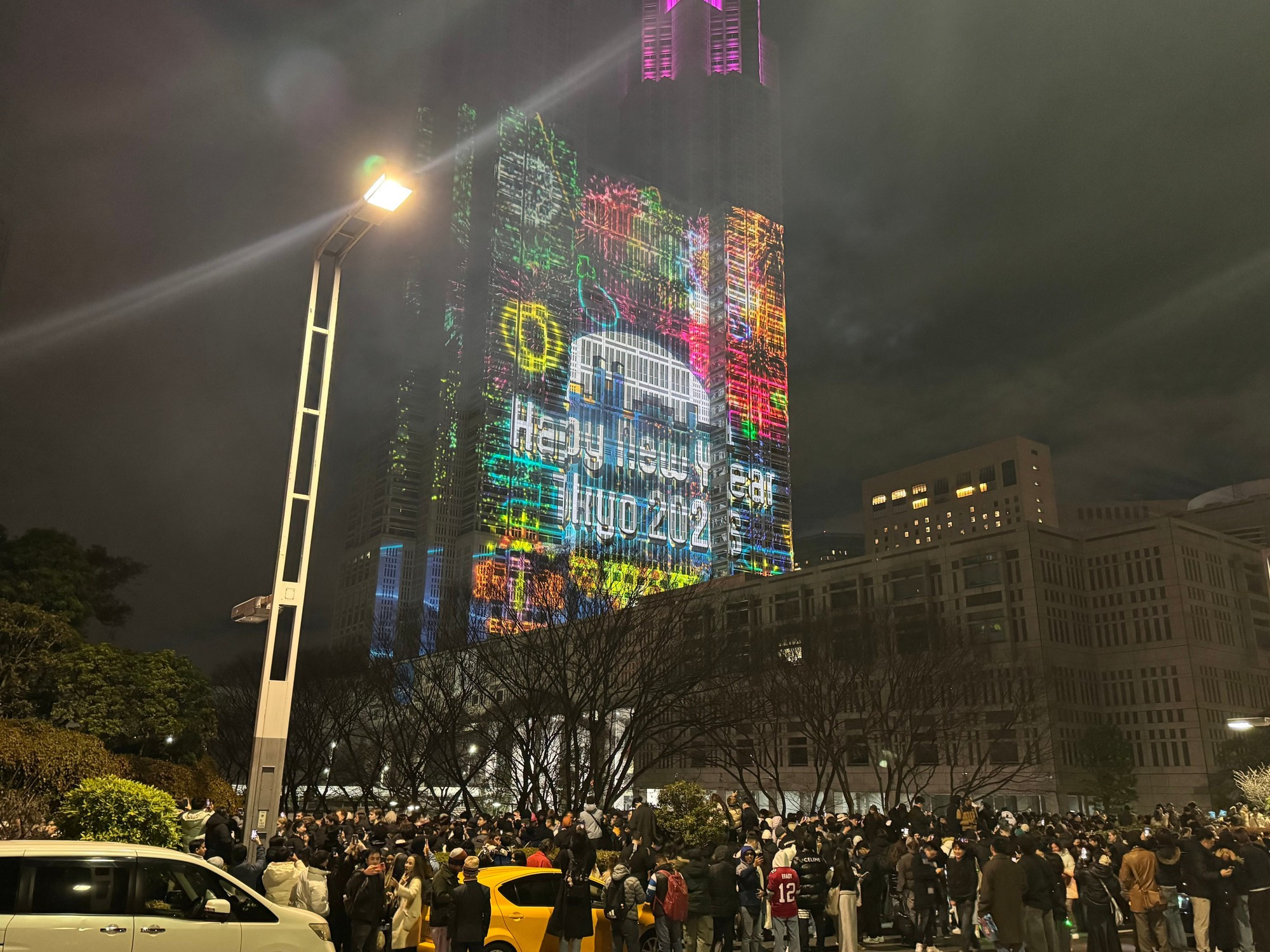 En Tokio, ciudadanos y turistas internacionales se concentran frente al edificio del ayuntamiento para recibir el Año Nuevo.