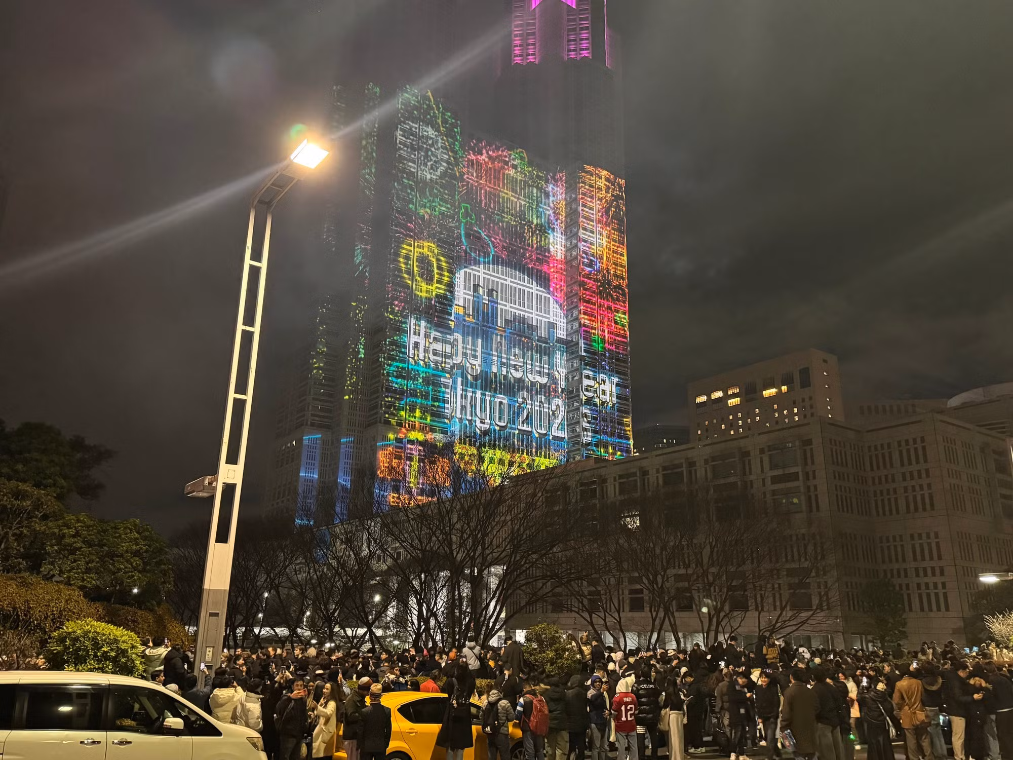 En Tokio, ciudadanos y turistas internacionales se concentran frente al edificio del ayuntamiento para recibir el Año Nuevo.