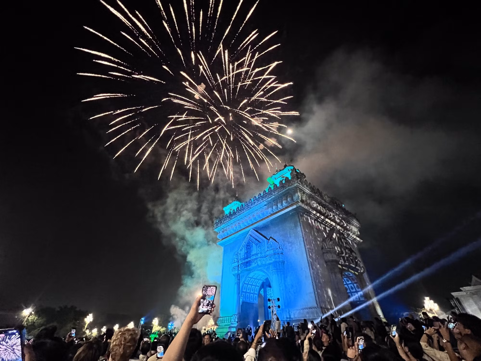 Un espectáculo de fuegos artificiales marca la llegada del Año Nuevo 2026 en Vientián, capital de Laos.