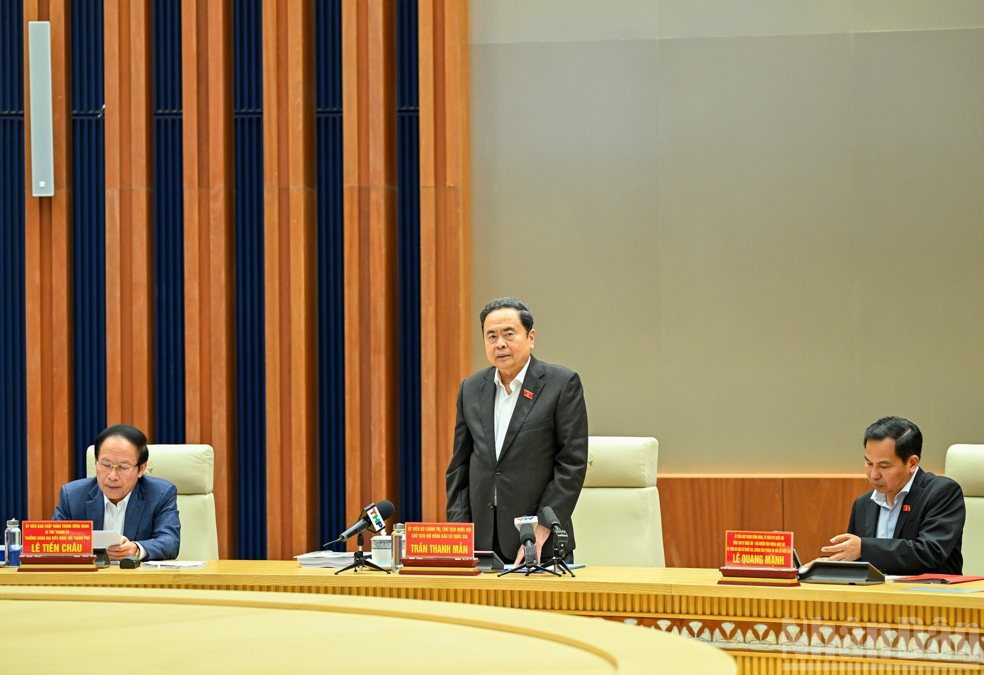 El máximo dirigente legislativo interviene en la reunión.