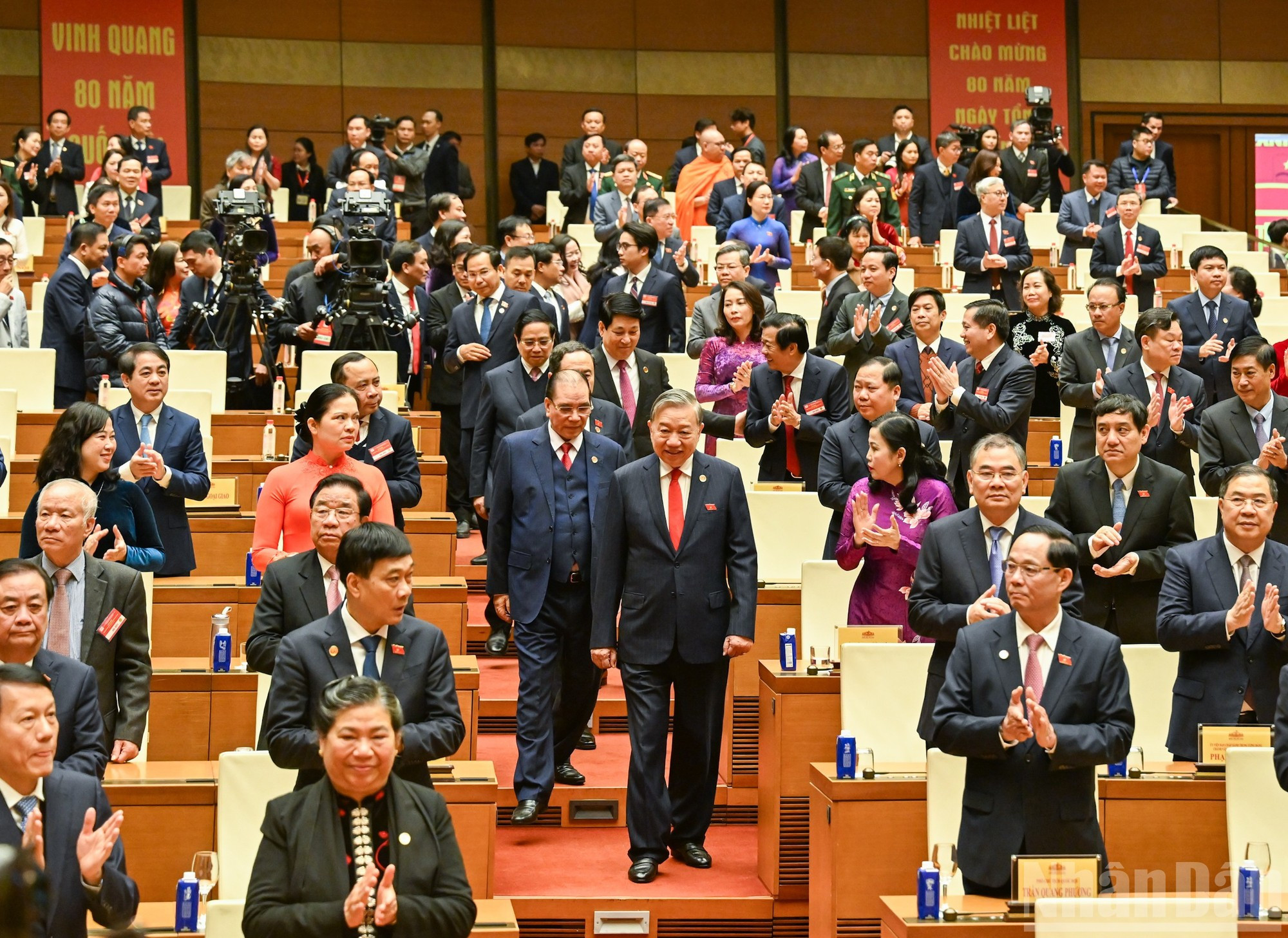 El secretario general del PCV, To Lam, junto con dirigentes y exlideres del Partido y del Estado, asiste al acto.