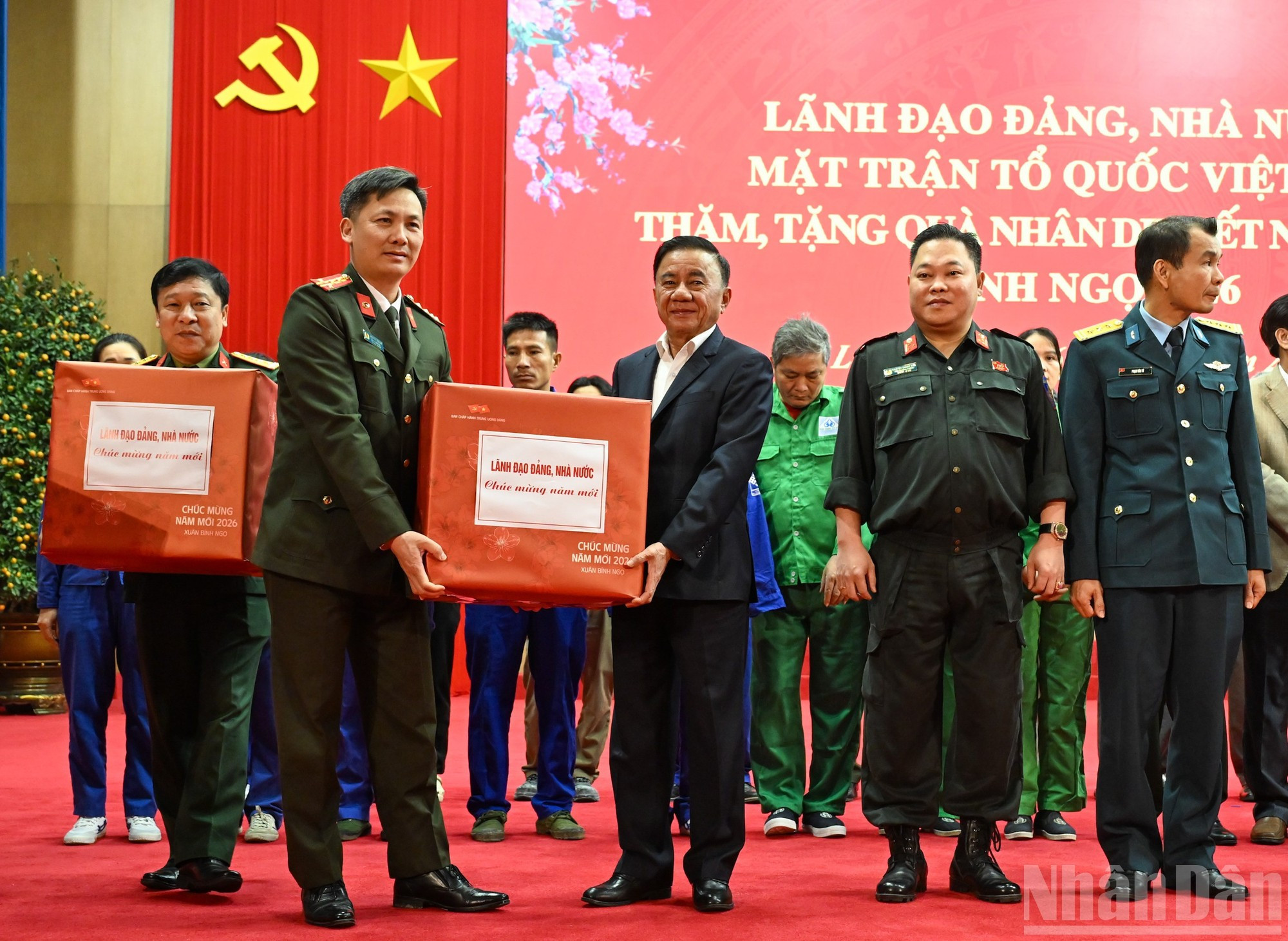 Tran Cam Tu entrega obsequios a oficiales y soldados de las fuerzas armadas de Lao Cai.