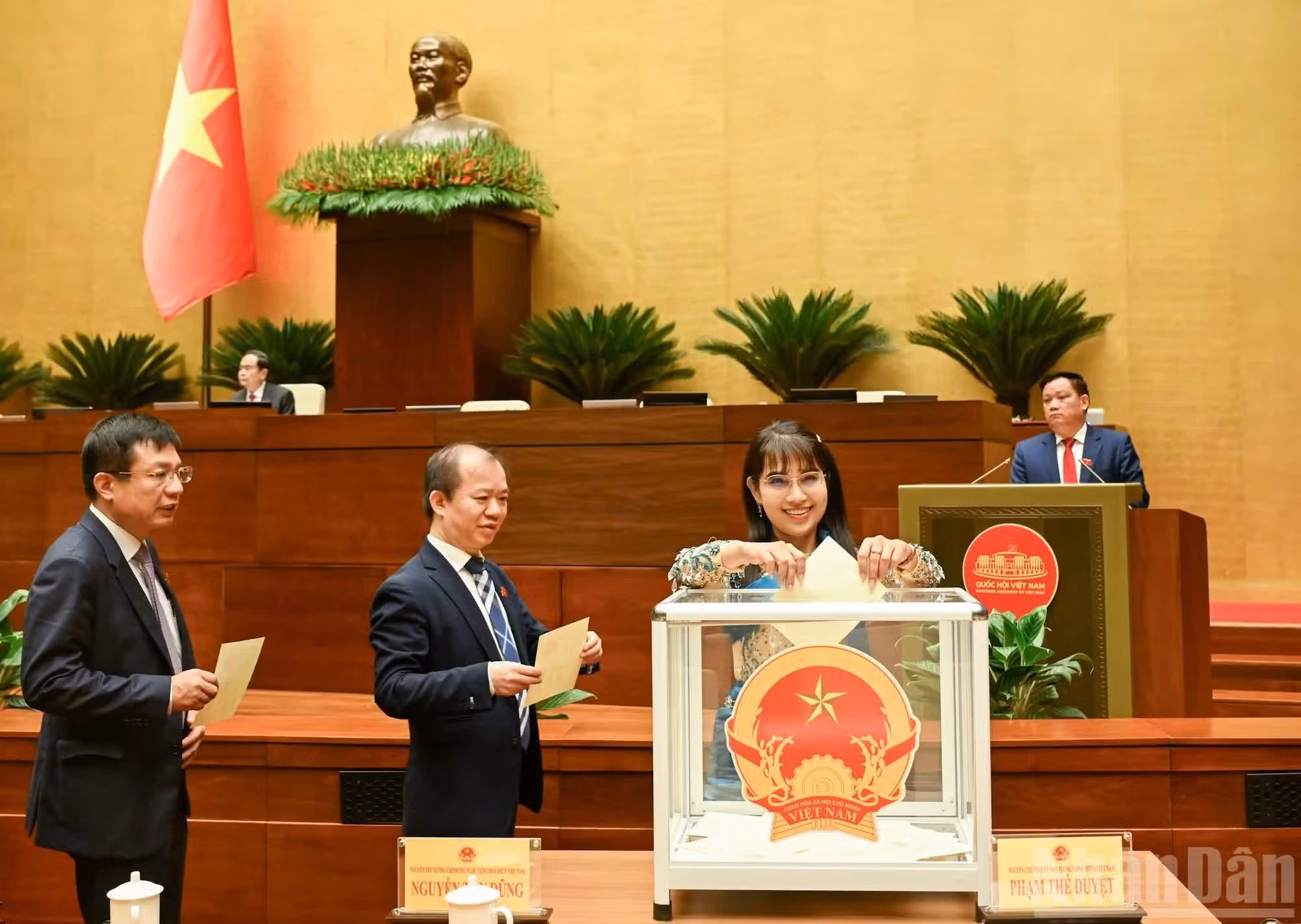 Los diputados emiten sus votos en las elecciones para la presidencia de la Asamblea Nacional de la XVI Legislatura.