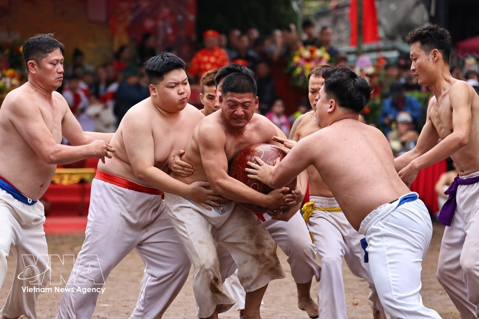 Un feroz tira y afloja entre los equipos competidores. (Foto: VNA)