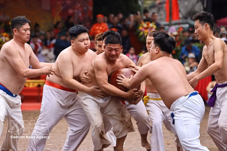 Un feroz tira y afloja entre los equipos competidores. (Foto: VNA)