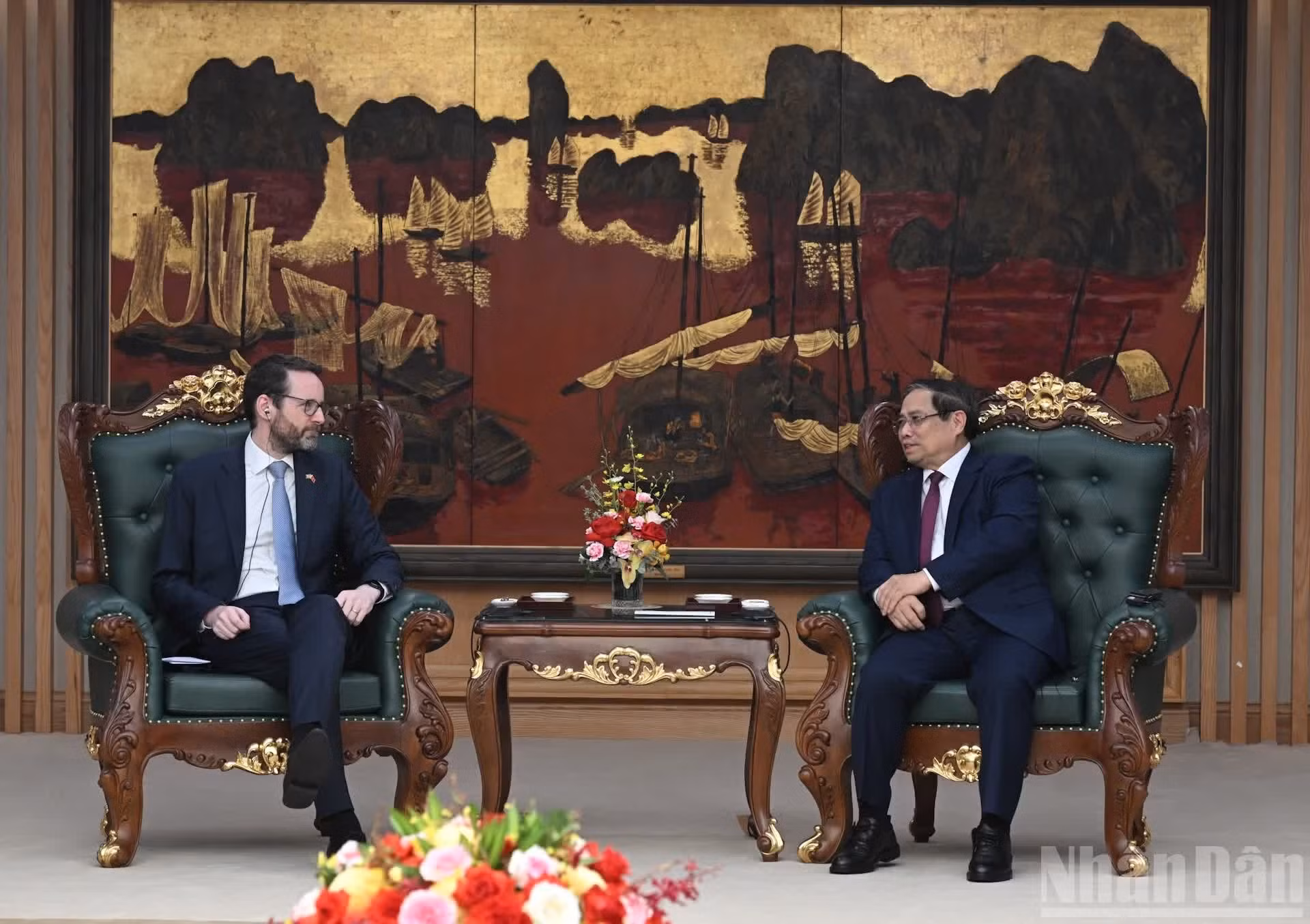 El primer ministro Pham Minh Chinh recibe al embajador Iain Frew.