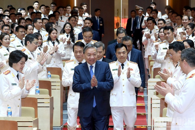To Lam felicita por el Tet a los cuadros y combatientes de la Agencia de Seguridad e Investigación del Ministerio de Seguridad Pública.