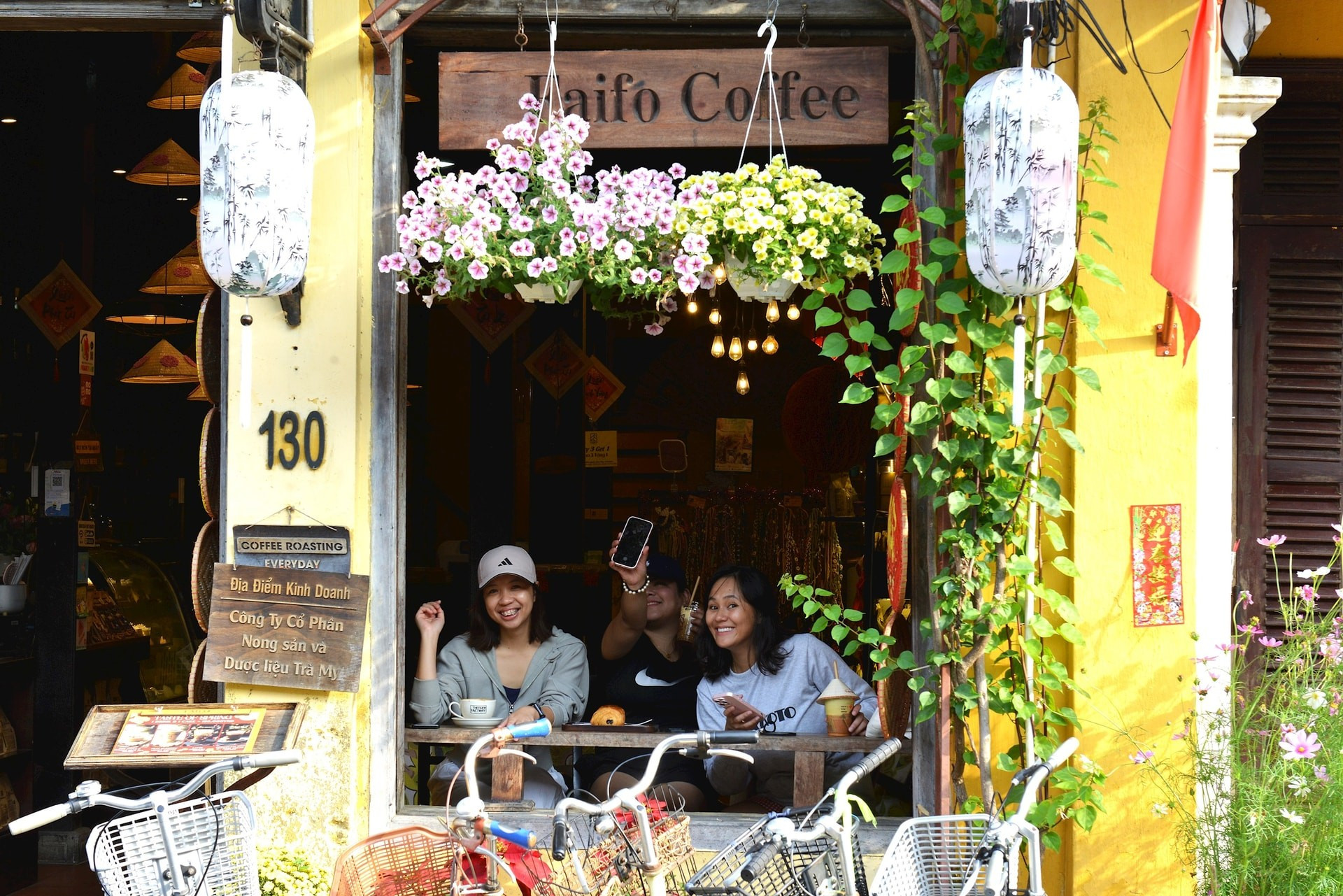Los primeros turistas disfrutan de una cafetería en el barrio antiguo.