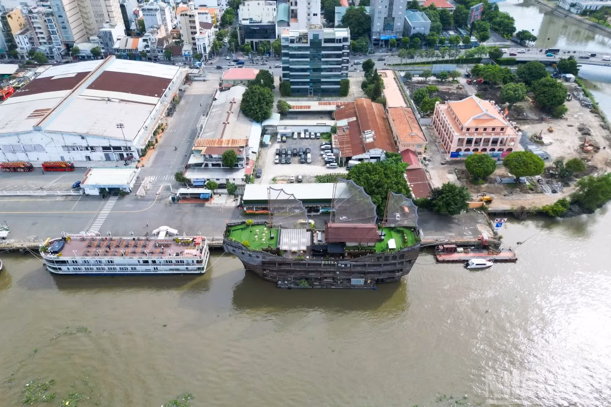 Los proyectos que se han puesto en marcha comprenden el parque cultural de Ben Nha Rong-Khanh Hoi y el sistema de zonas verdes públicas del muelle de Bach Dang, la vía marítima elevada que conectará Can Gio con Vung Tau, la autopista de Ho Tram al aeropuerto internacional de Long Thanh, el puerto de carga general y de contenedores de Cai Mep Ha (primera fase), el puente y la vía de Binh Tien, la autopista de Ciudad Ho Chi Minh a Moc Bai (primera fase), el enlace entre la carretera de Rung Sac y la autopista de Ben Luc a Long Thanh, y el enlace entre la carretera nacional 50 y la autopista de Ben Luc a Long Thanh.