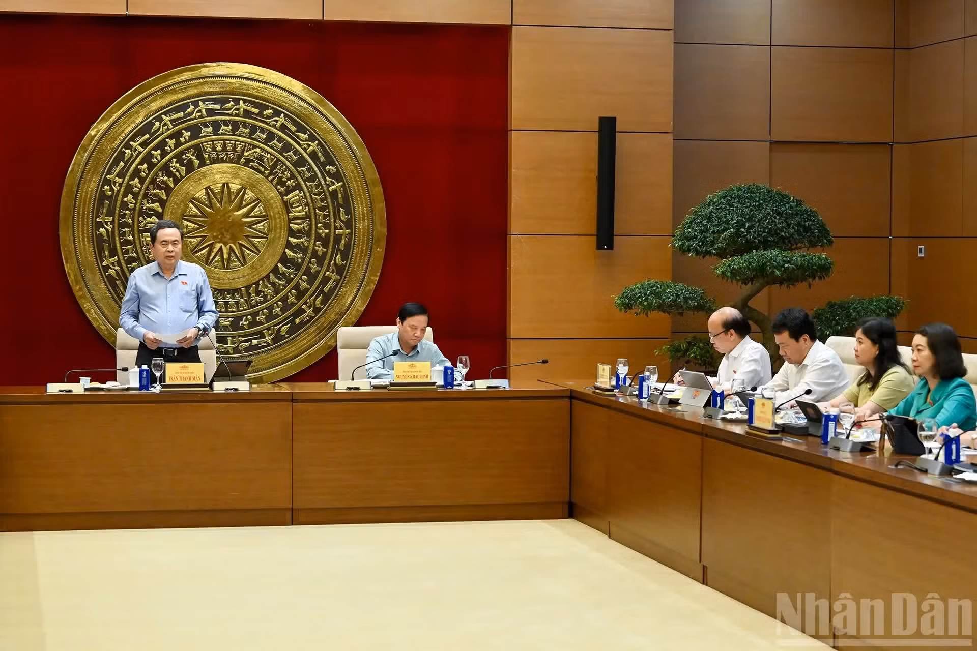 El presidente de la ANV, Tran Thanh Man, pronuncia un discurso de orientación en la reunión de trabajo con el Comité Permanente de la Comisión de Leyes y Justicia.