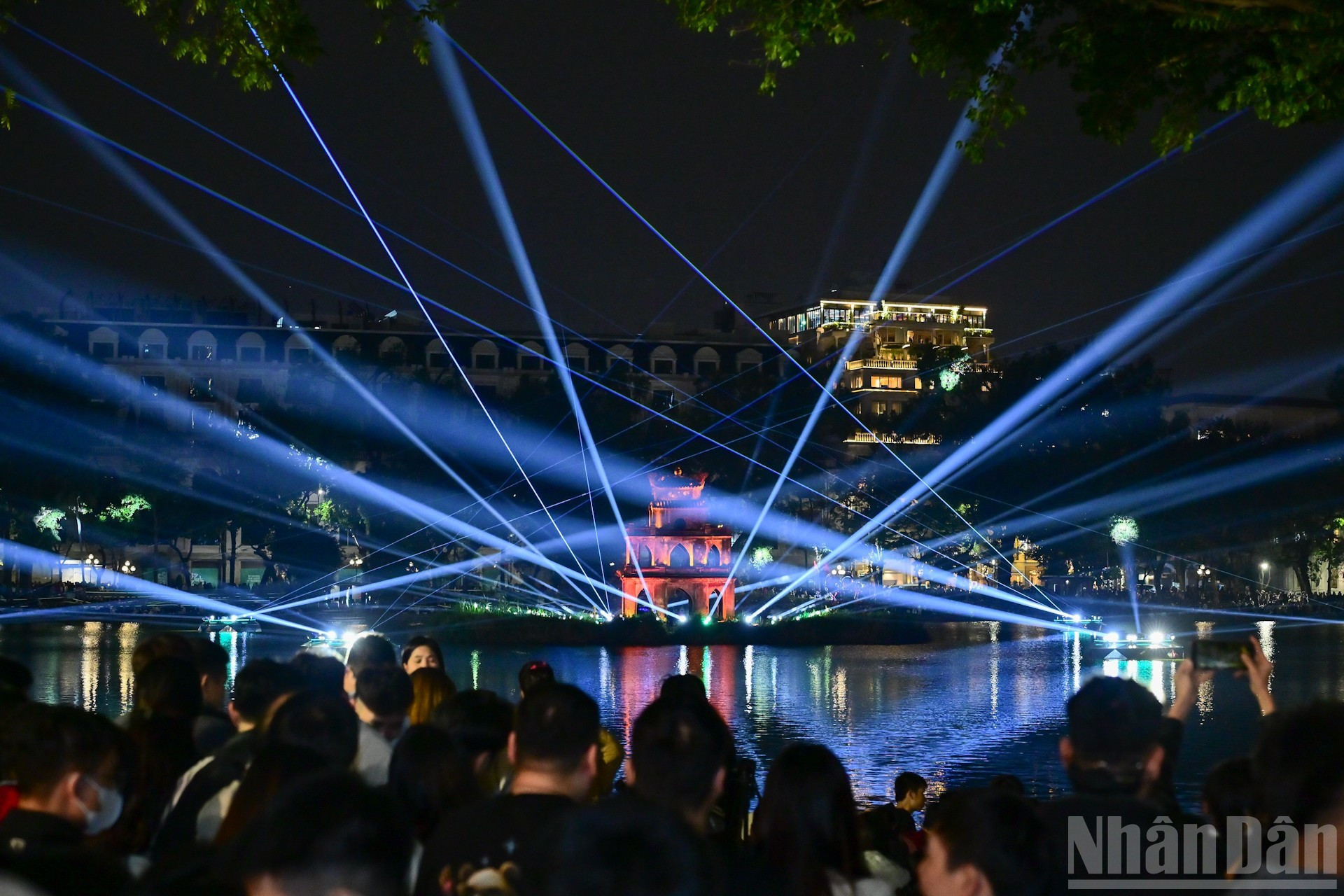 La Torre de la Tortuga resplandece con modernas iluminaciones, a la espera de los fuegos artificiales que dan la bienvenida al Año Nuevo 2026.