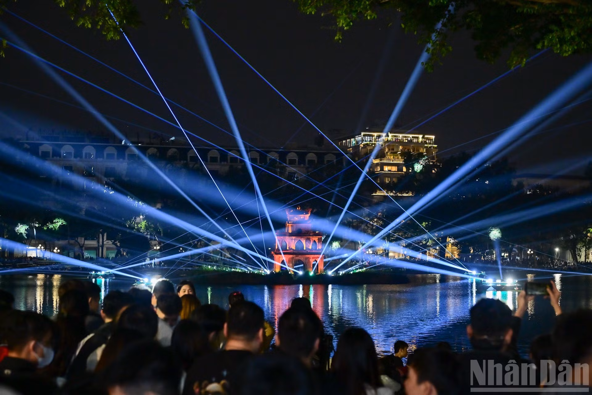 La Torre de la Tortuga resplandece con modernas iluminaciones, a la espera de los fuegos artificiales que dan la bienvenida al Año Nuevo 2026.