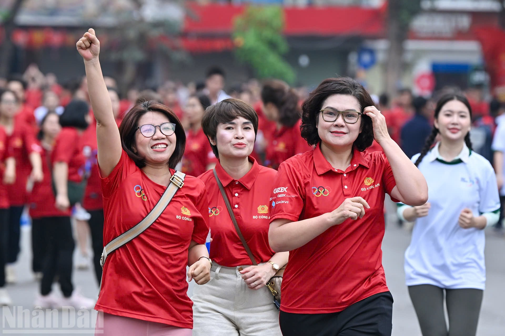 Ambiente dinámico en la mañana dominical en Hanói.