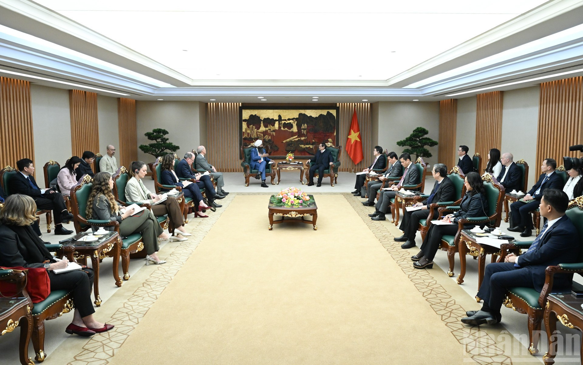 Pham Minh Chinh recibe a Randeep Sarai.