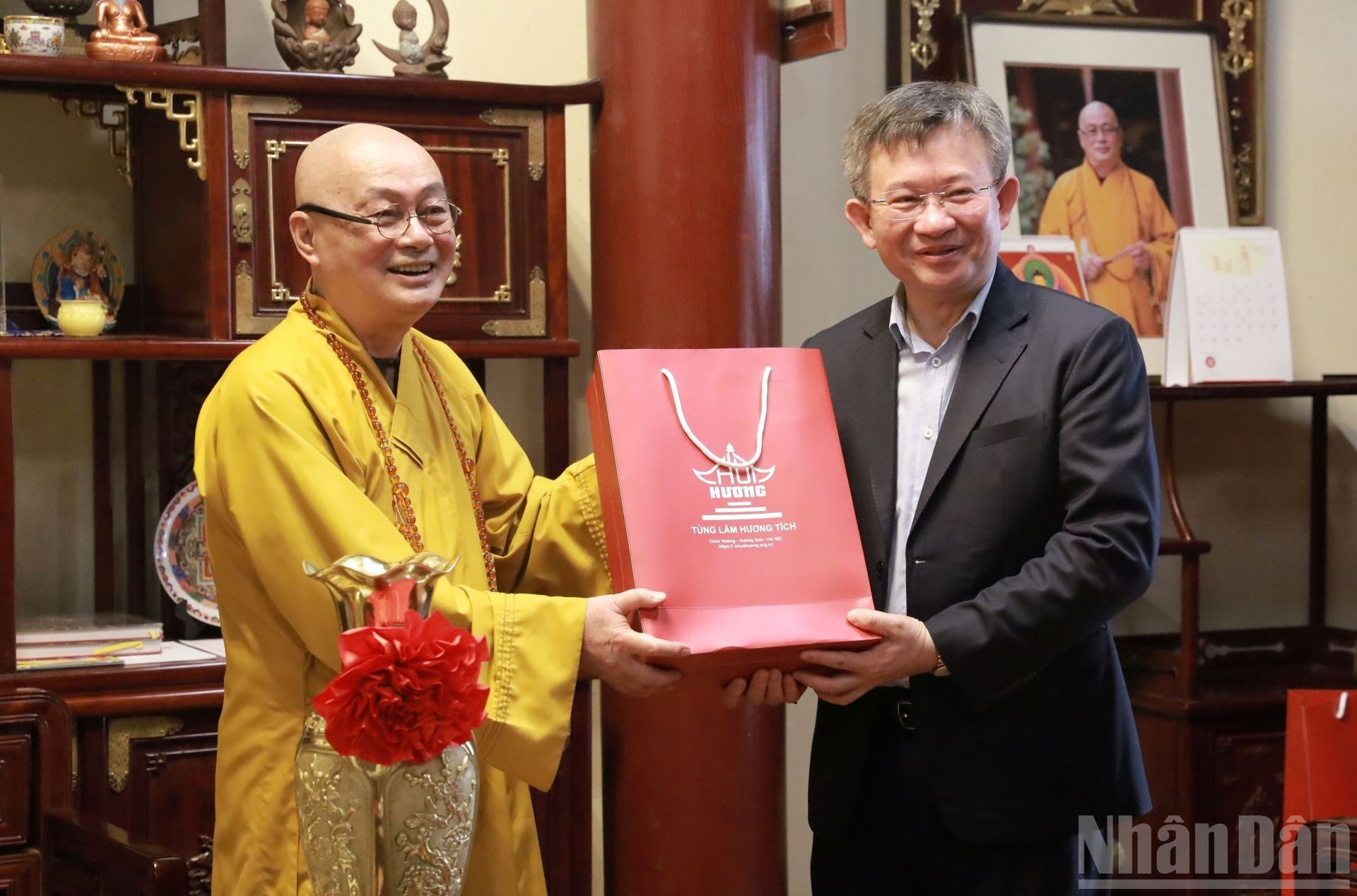 El venerable Thich Minh Hien entrega un recuerdo al presidente de Haufo, Nguyen Ngoc Ky.