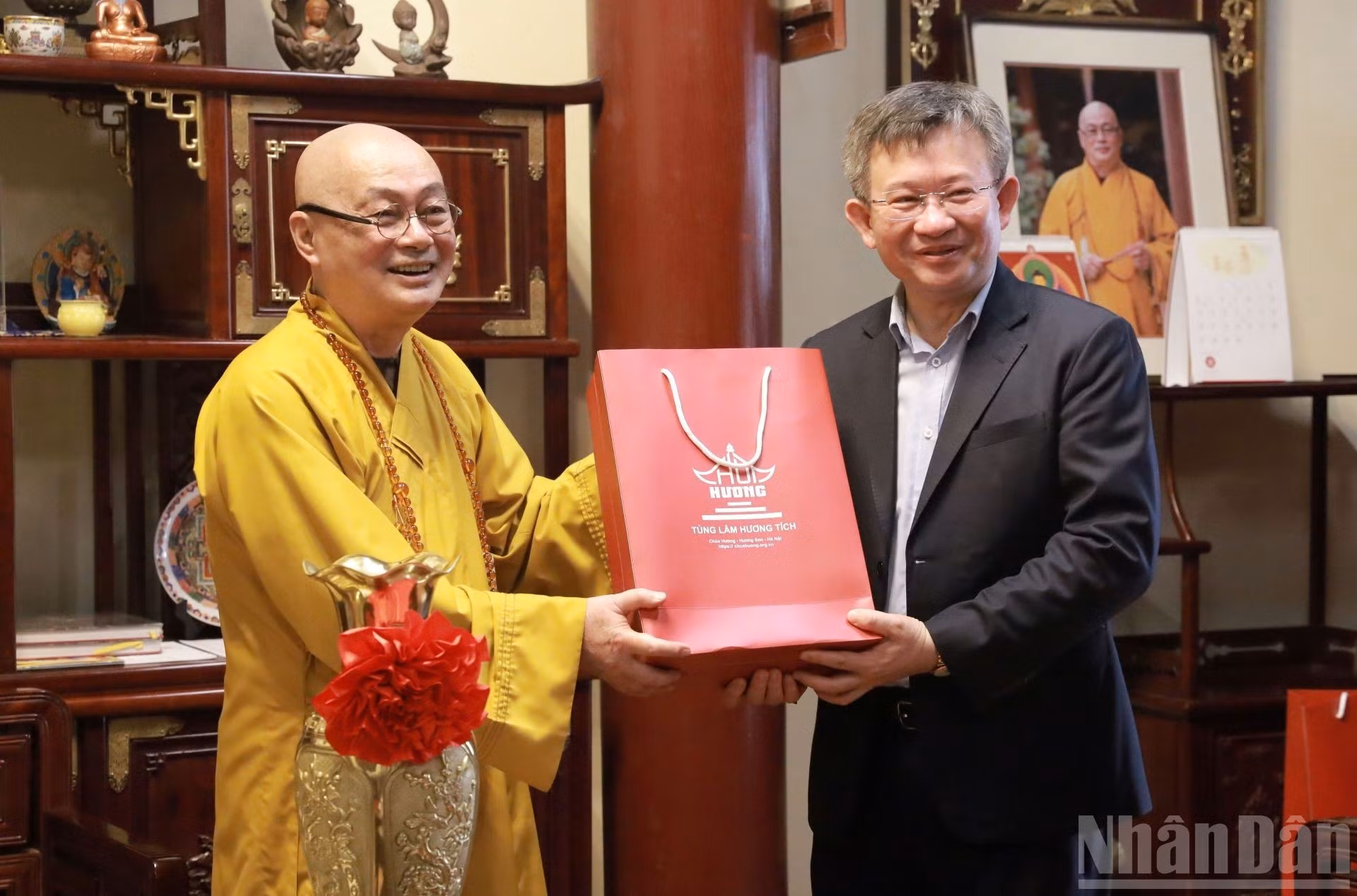 El venerable Thich Minh Hien entrega un recuerdo al presidente de Haufo, Nguyen Ngoc Ky.