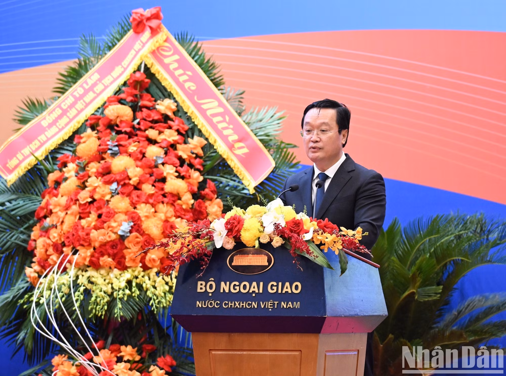 Nguyen Duc Trung, subjefe de la Comisión de Políticas y Estrategias del Comité Central del PCV, presenta una ponencia.