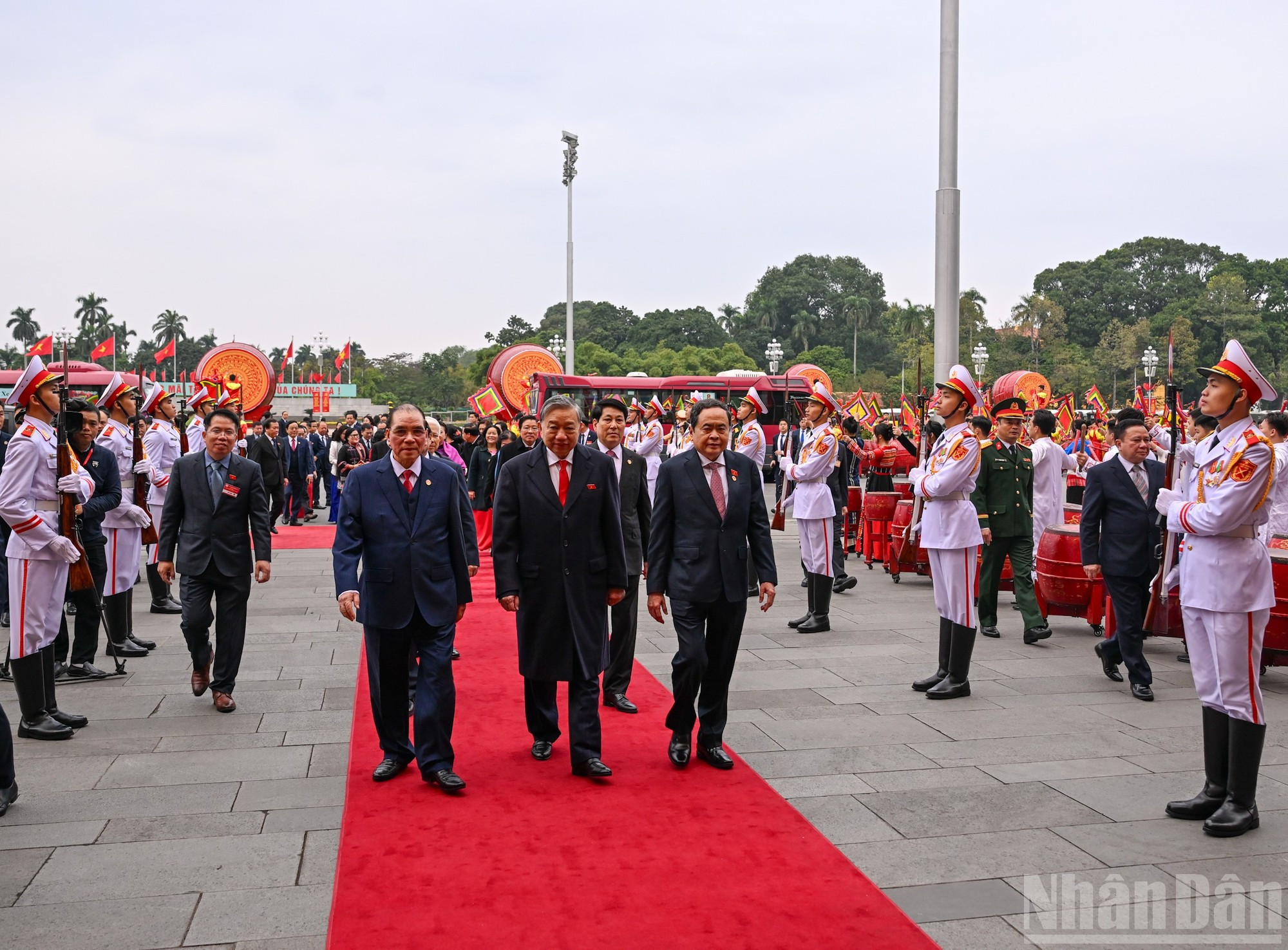 El secretario general del PCV, To Lam, junto con dirigentes y exlíderes del Partido y del Estado.