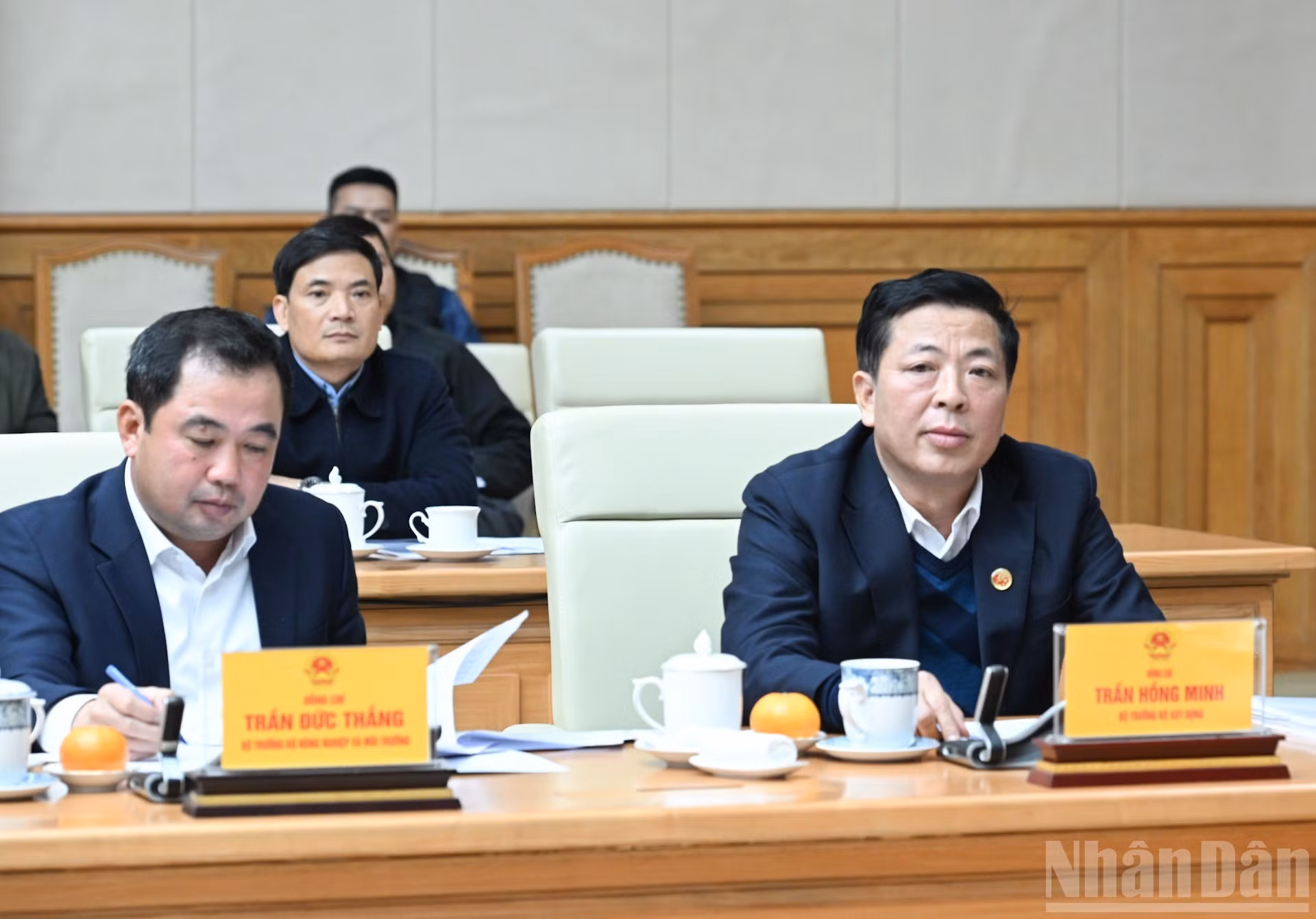 El ministro de Construcción, Tran Hong Minh, habla en la reunión.