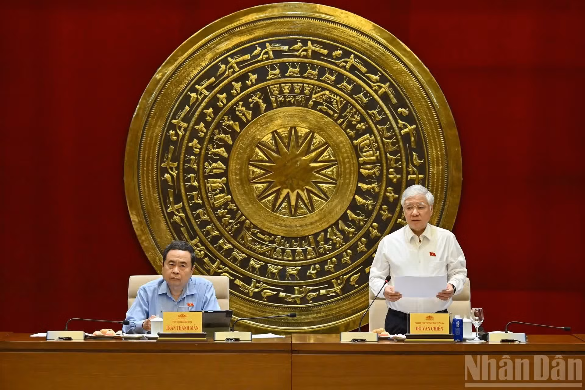 El vicepresidente permanente de la ANV, Do Van Chien, dirige la reunión.