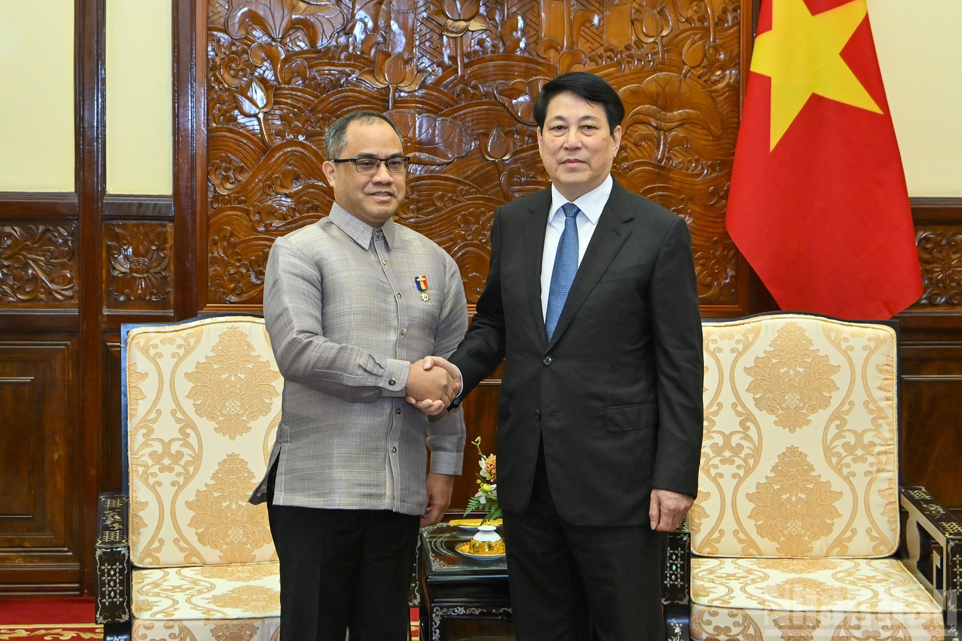 El presidente de Vietnam, Luong Cuong, y el embajador de Filipinas en Vietnam, Francisco Noel R. Fernandez III, durante la recepción.